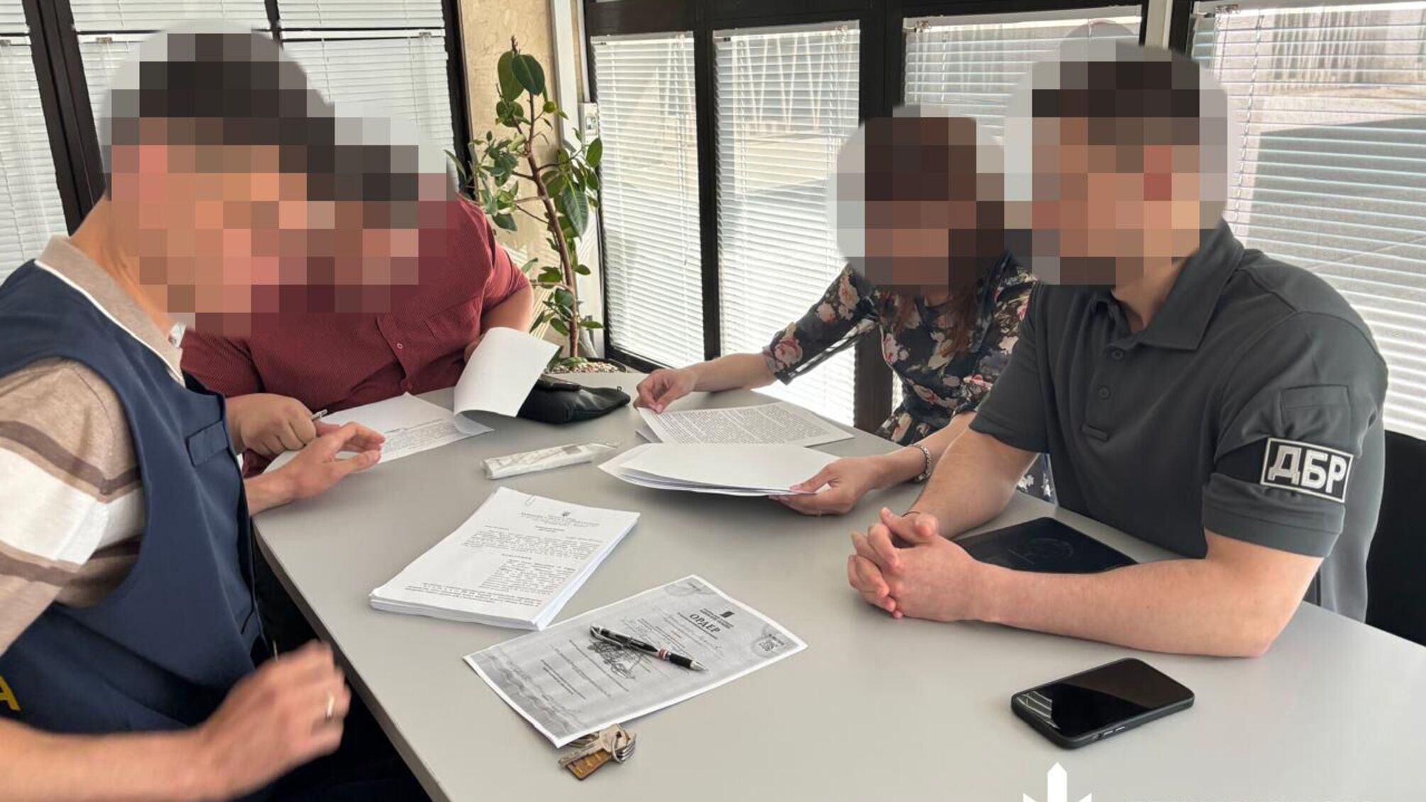 В Запорожье ДБР разоблачило правоохранителя и адвоката, которые присваивали квартиры умерших