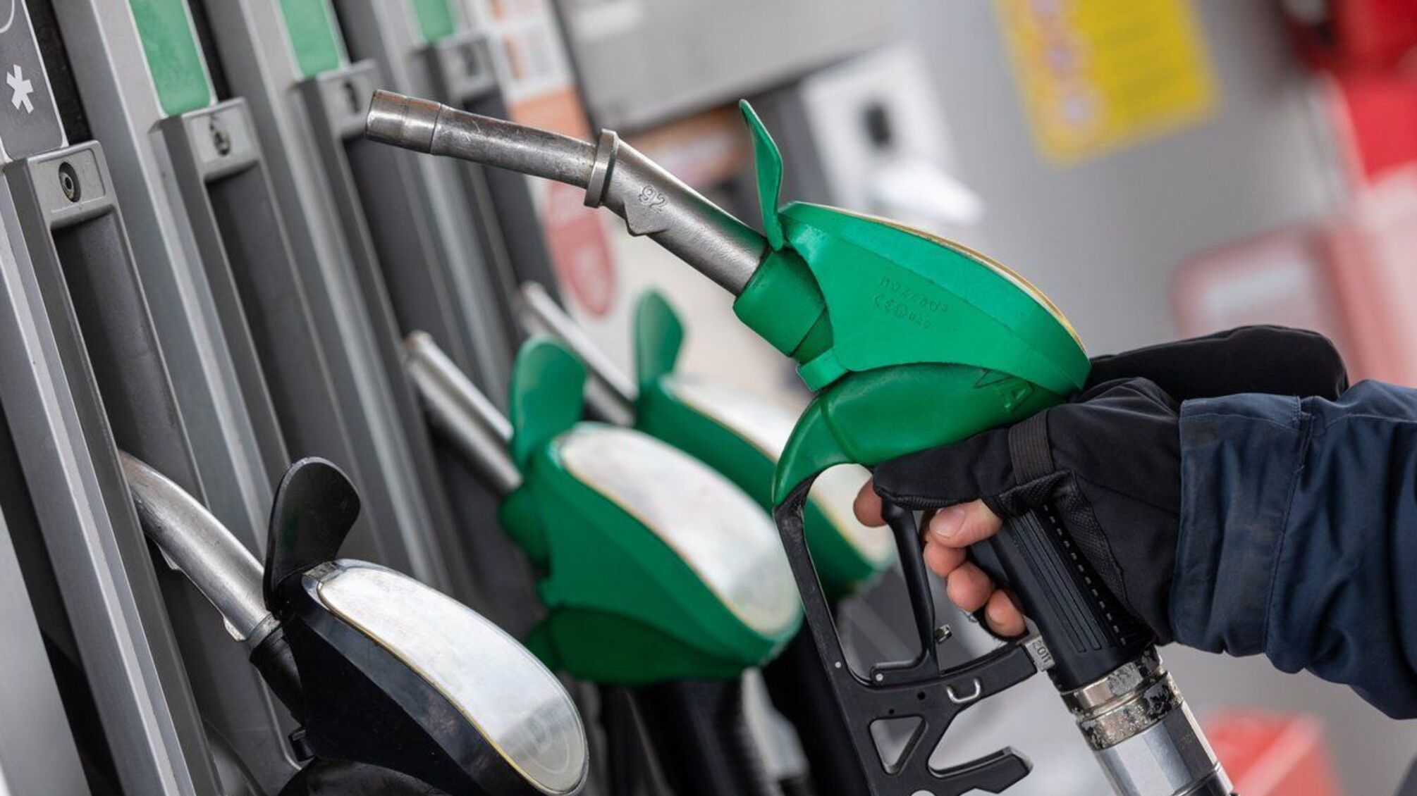 Європа обмежує заправки через Іран: як це вплине на Україну