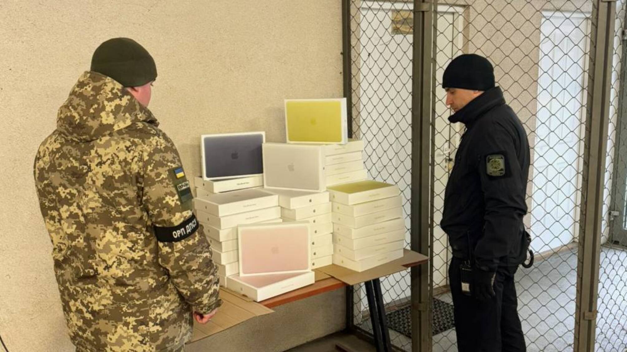 Водій 'фанат гаджетів' намагався провезти через кордон 54 MacBook на 1,5 млн грн