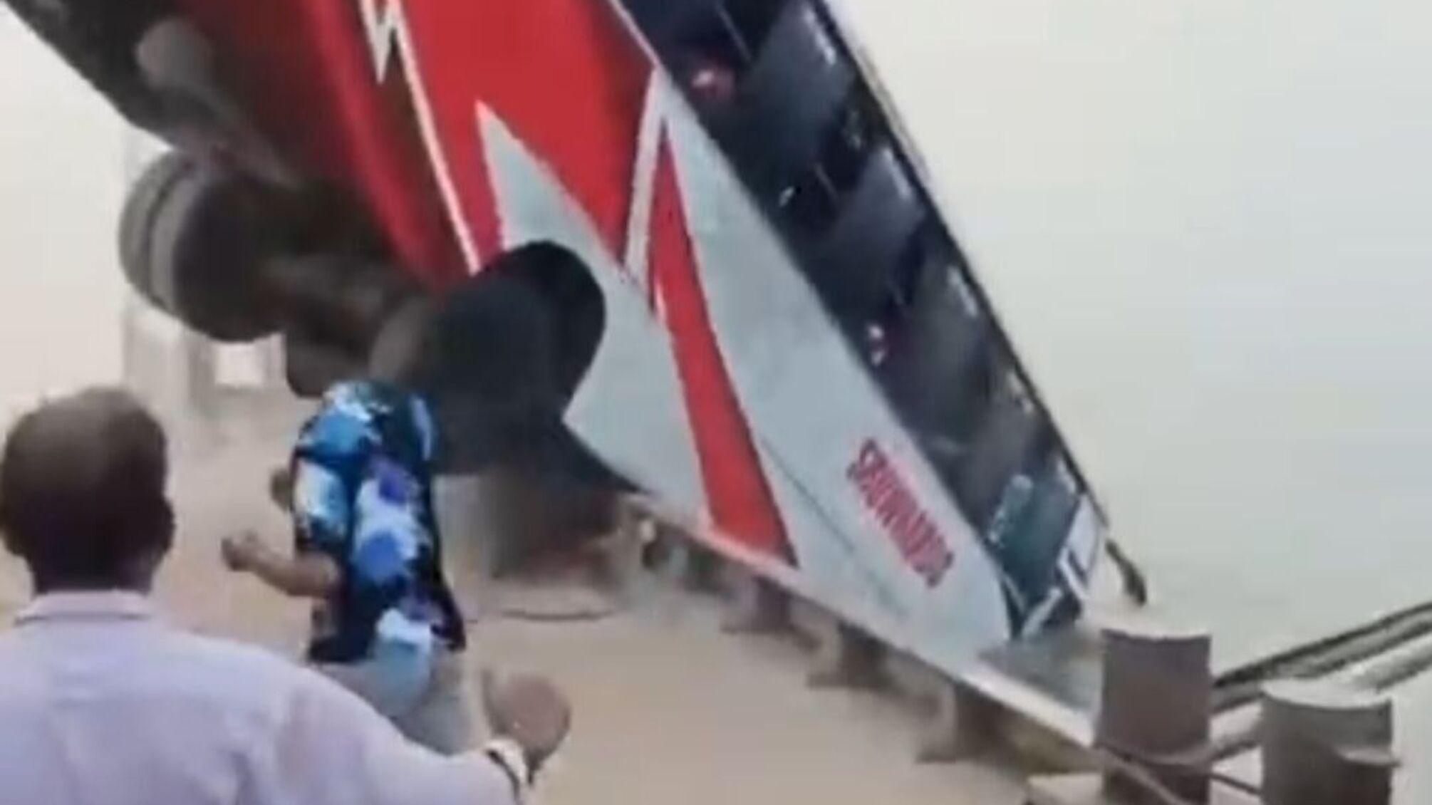 Трагедія в Бангладеш: автобус із пасажирами впав у річку Падма, загинули щонайменше 26 людей