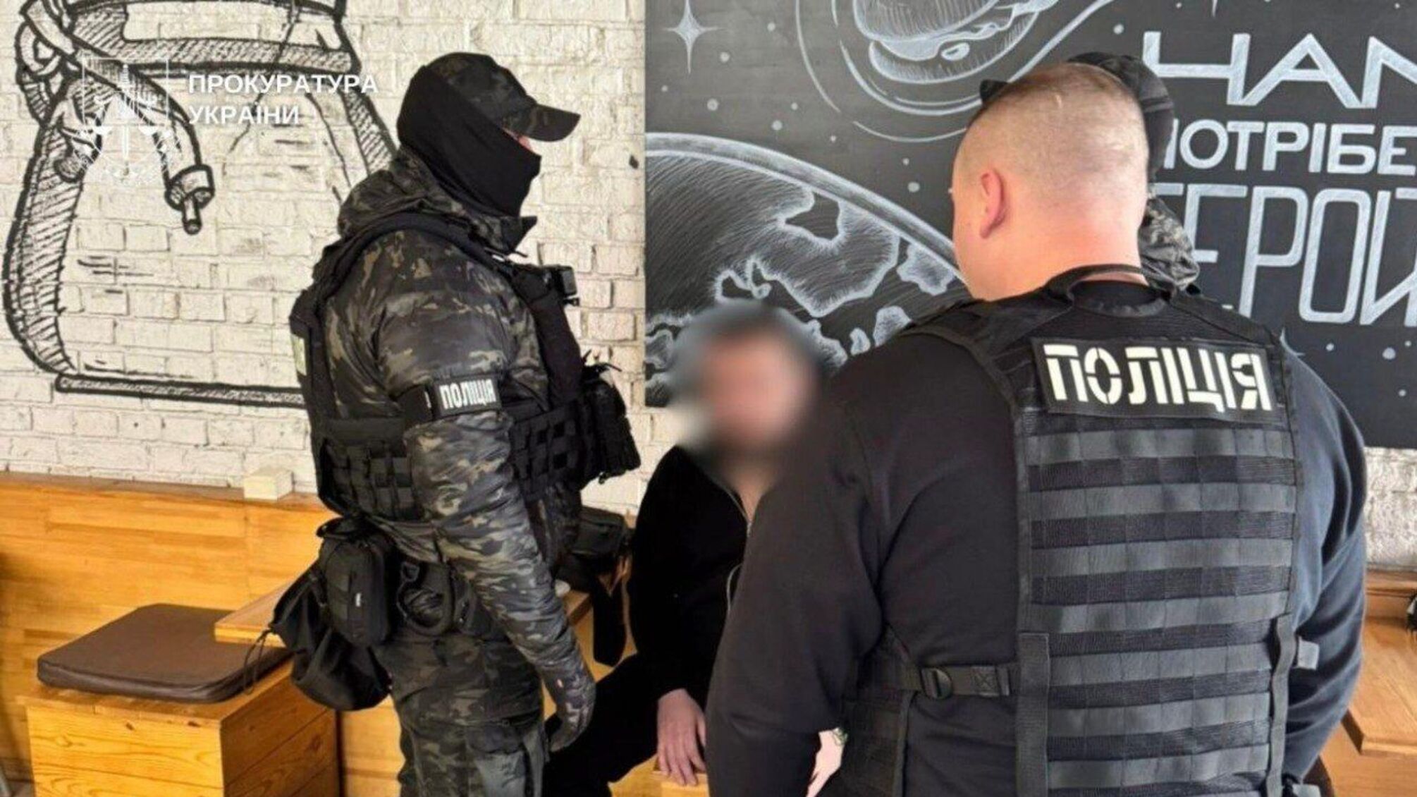 Правоохранители задерживают подозреваемого