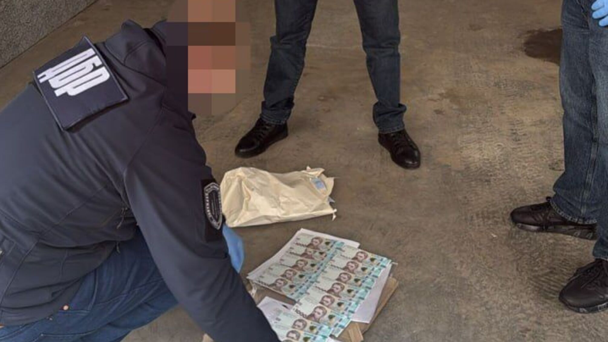 Почти 300 удостоверений в месяц: следствие установило нарушение процедуры согласования документов