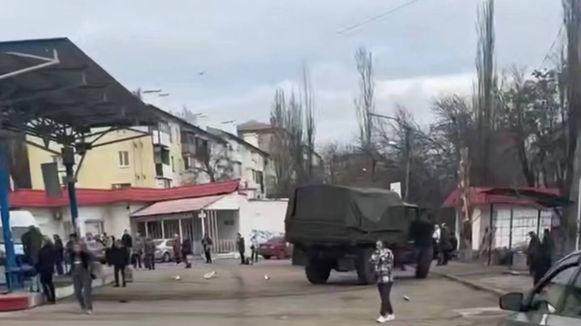 Пьяные российские военные влетели грузовиком в автостанцию в Донецке: есть погибшие