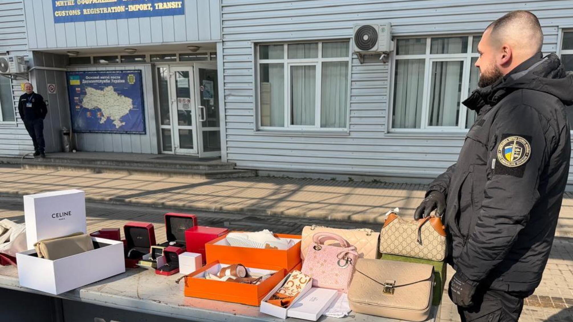 Gucci, Chanel, Cartier: на границе водитель автобуса не задекларировал драгоценности на миллионы