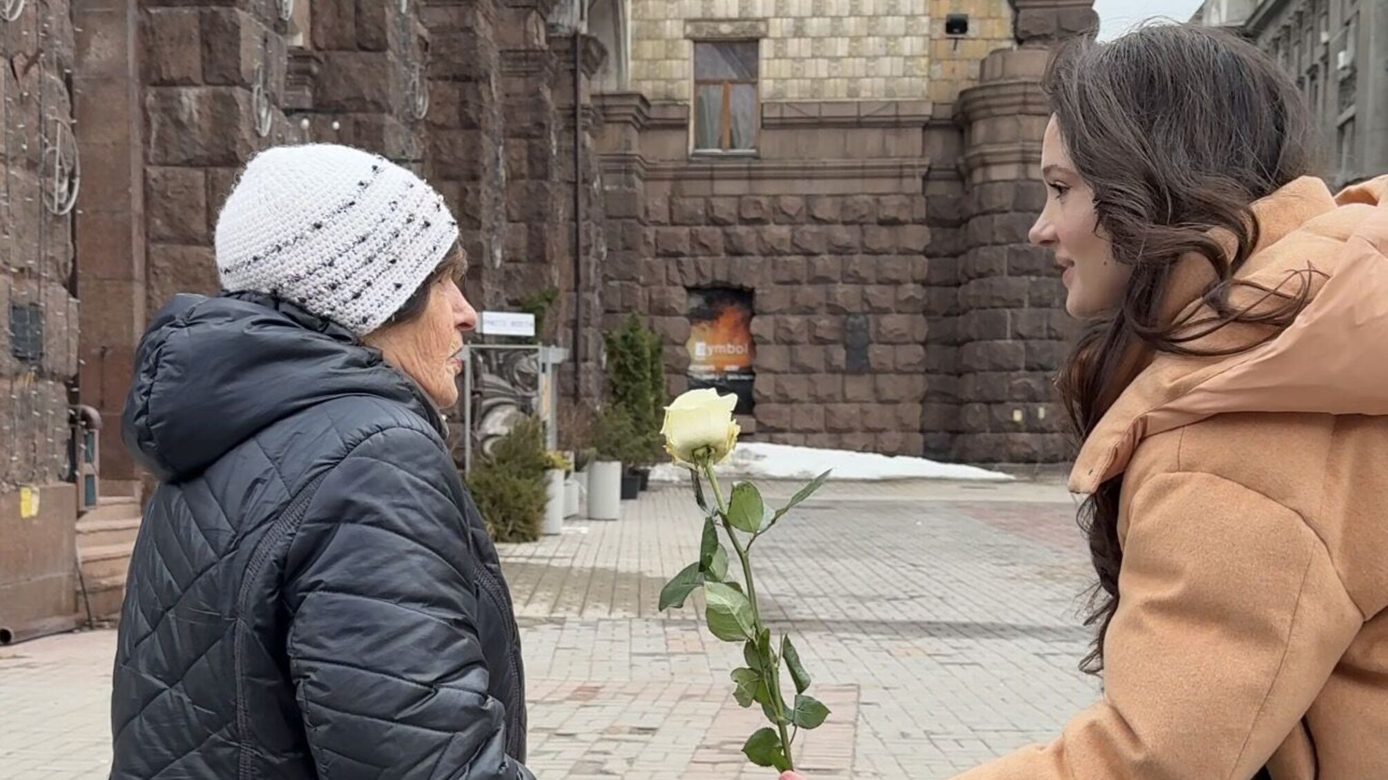 Модель Катерина Білик провела квіткову акцію у Києві та Богуславі