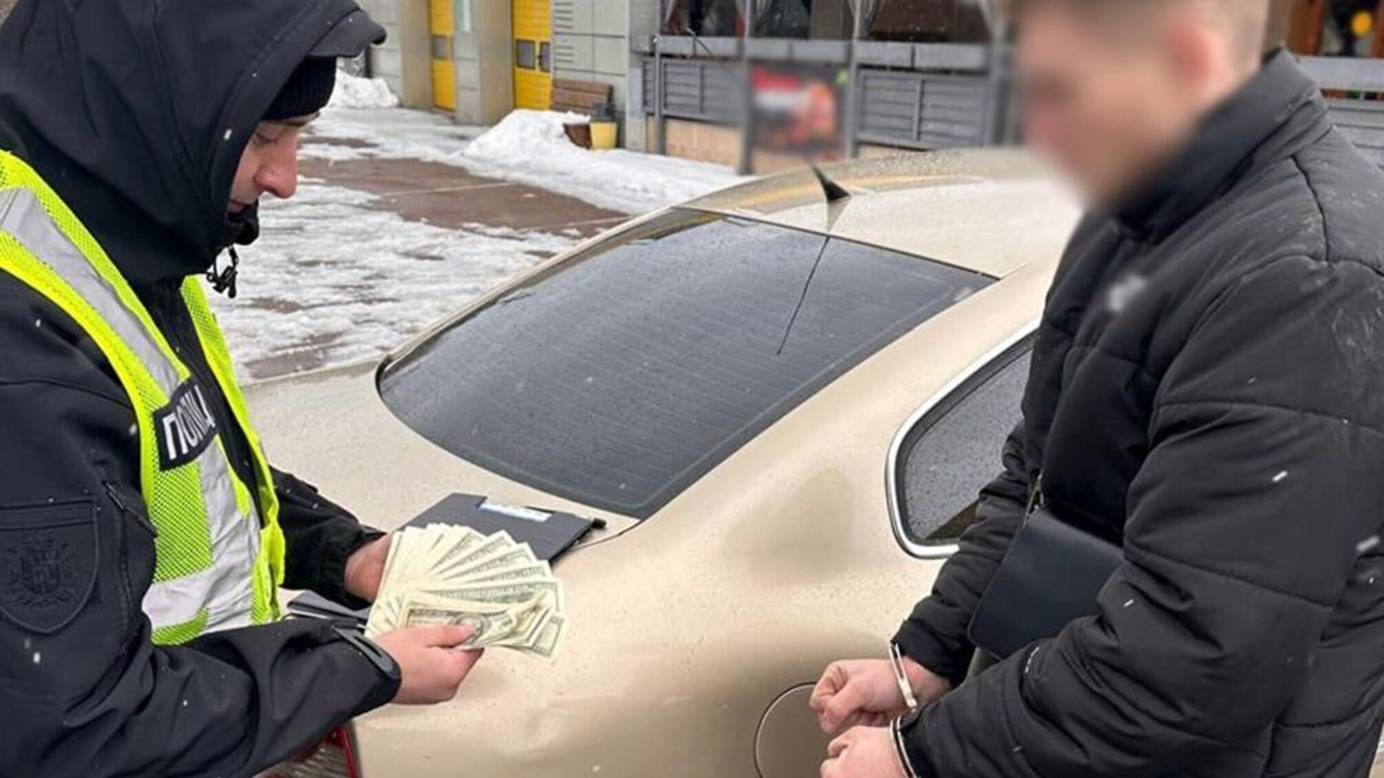 5600 долларов за фальшивые данные в 'Обереге': в Житомирской области задержали организаторов коррупционной схемы