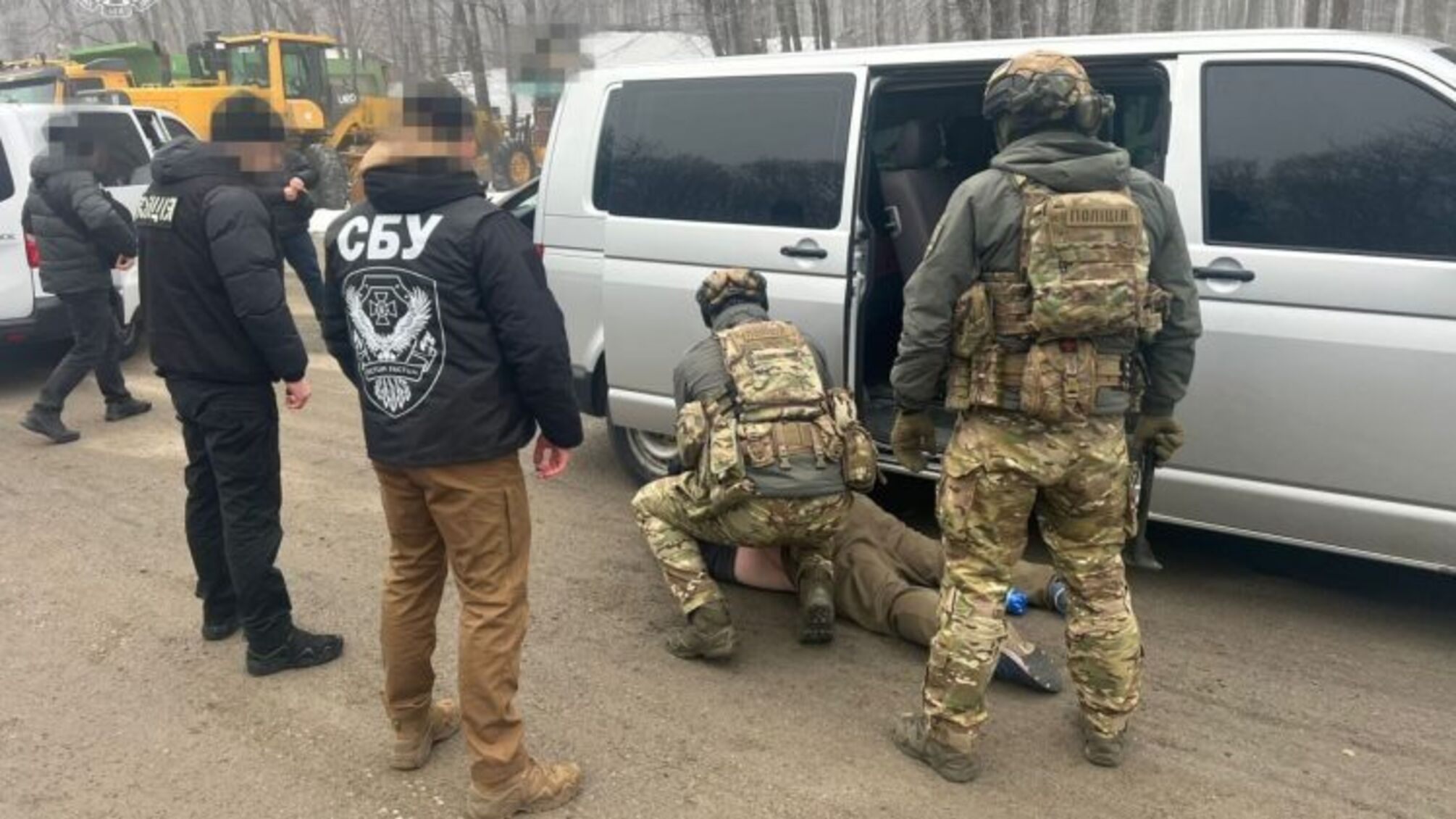 Зброя, вибухівка і фальшиві документи: правоохоронці викрили киянина на Хмельниччині