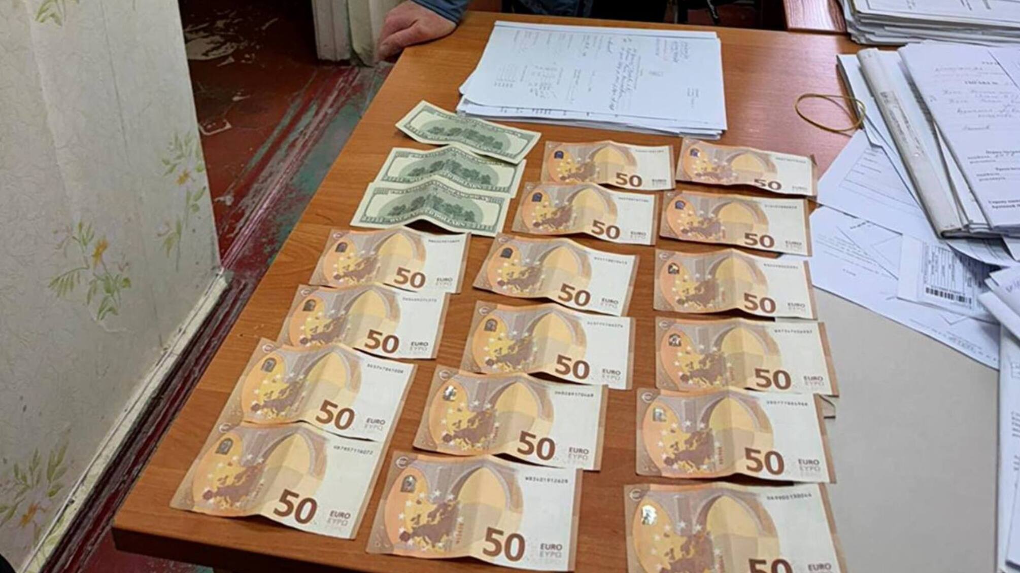 Просив 'зацікавити' його євро: на Одещині затримали суддю під час отримання грошей