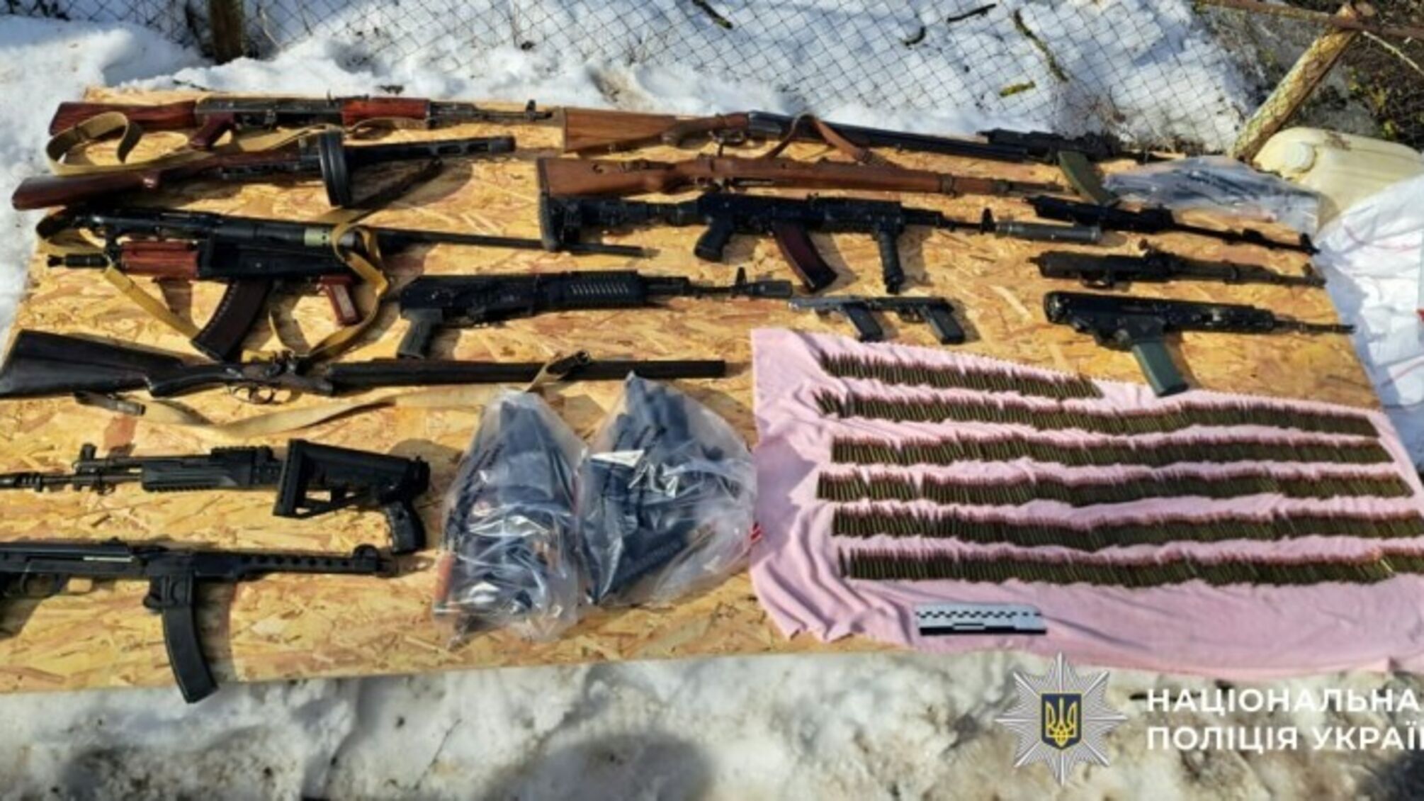 Схрони зі зброєю та понад 600 набоїв: на Вінниччині викрили 32-річного торговця зброєю