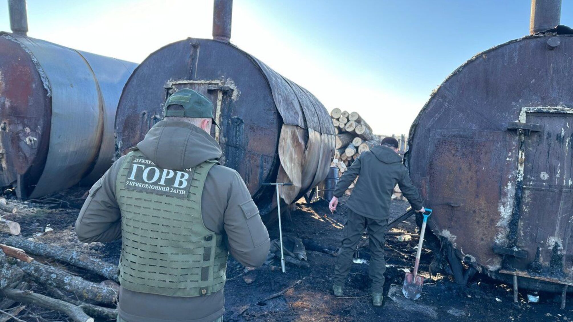 На Рівненщині викрили незаконне випалювання деревного вугілля: виявлено 6 печей і сотні мішків продукції