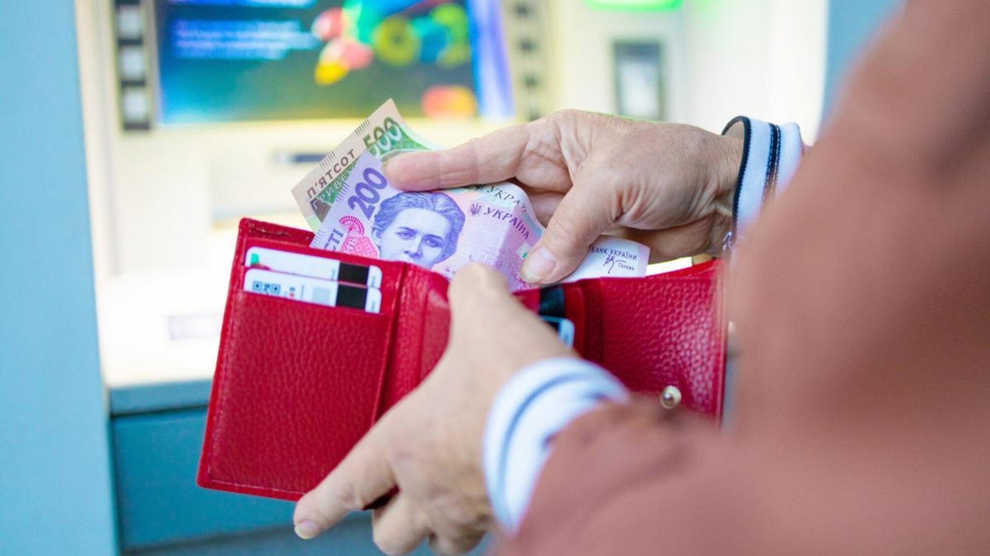 С 1 апреля украинцам начали выплачивать по 1500 грн: кому насчитают помощь