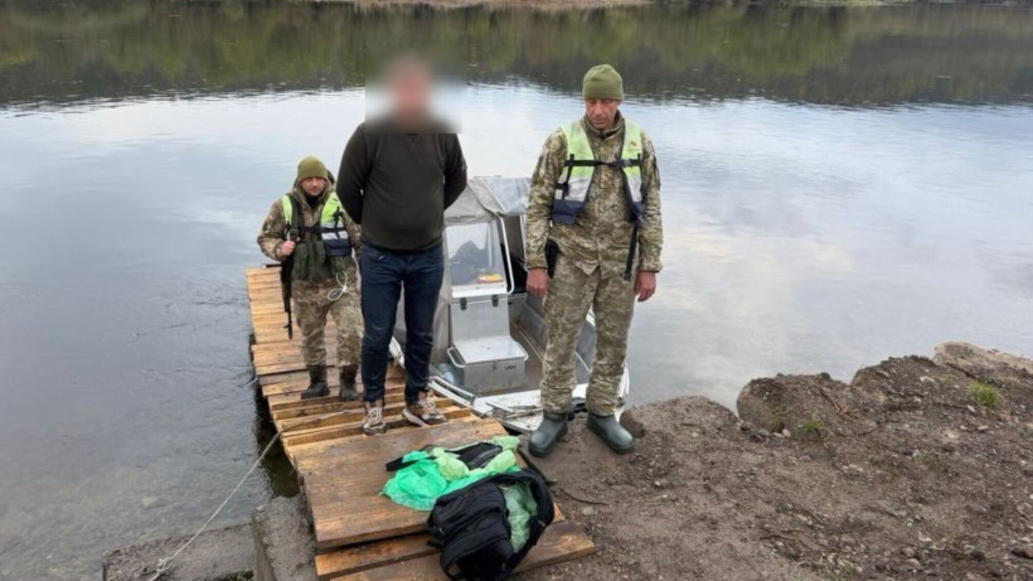 Прыгнул в ледяной Днестр: харьковчанина задержали прямо во время бегства