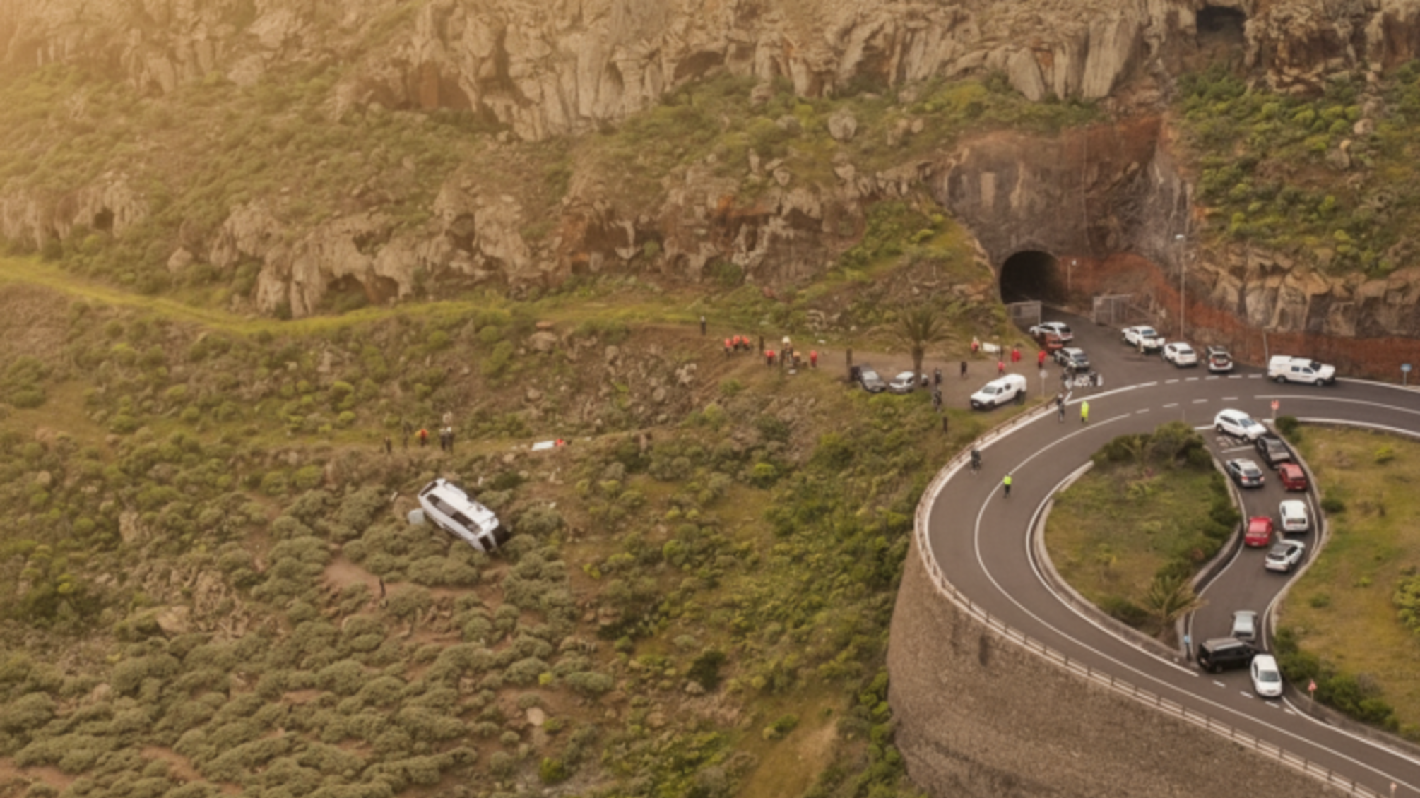 Трагедія на Канарах: автобус із туристами зірвався в яр, є загиблі й десятки поранених