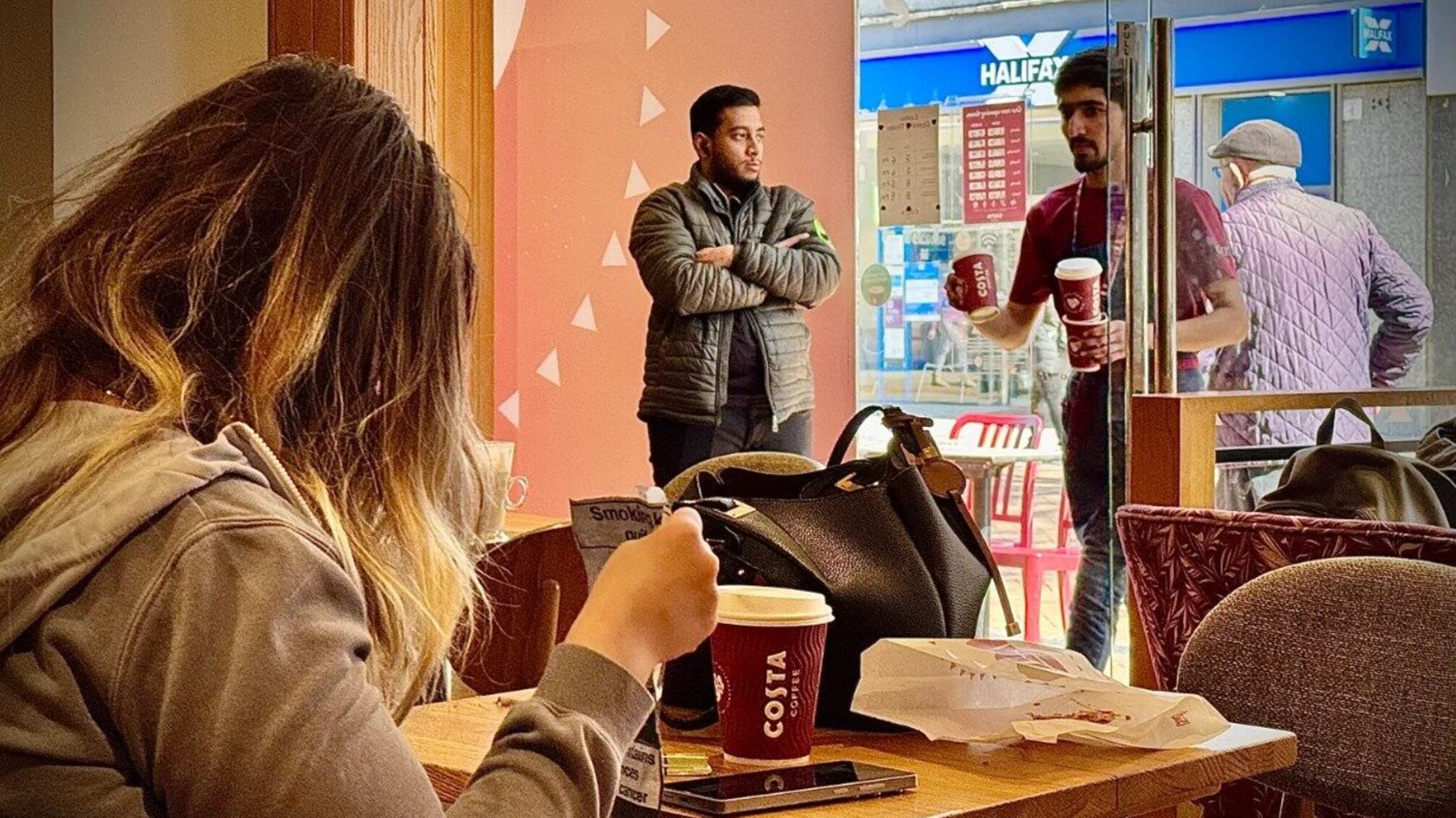 Costa Coffee, британська мережа кав'ярень найняла охоронця