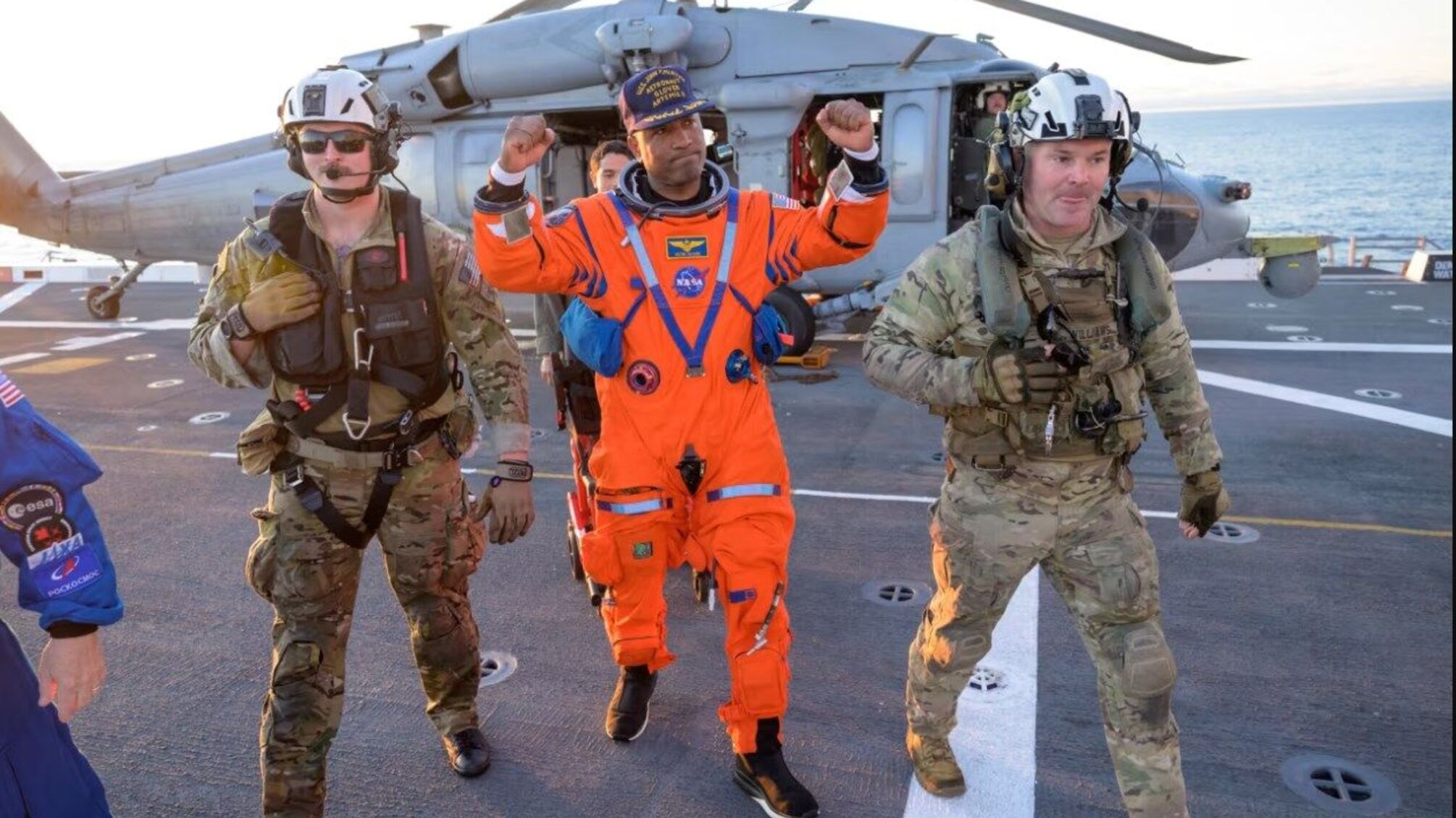 4 члена экипажа 'Artemis II' вернулись на Землю после рекордного полета вокруг Луны