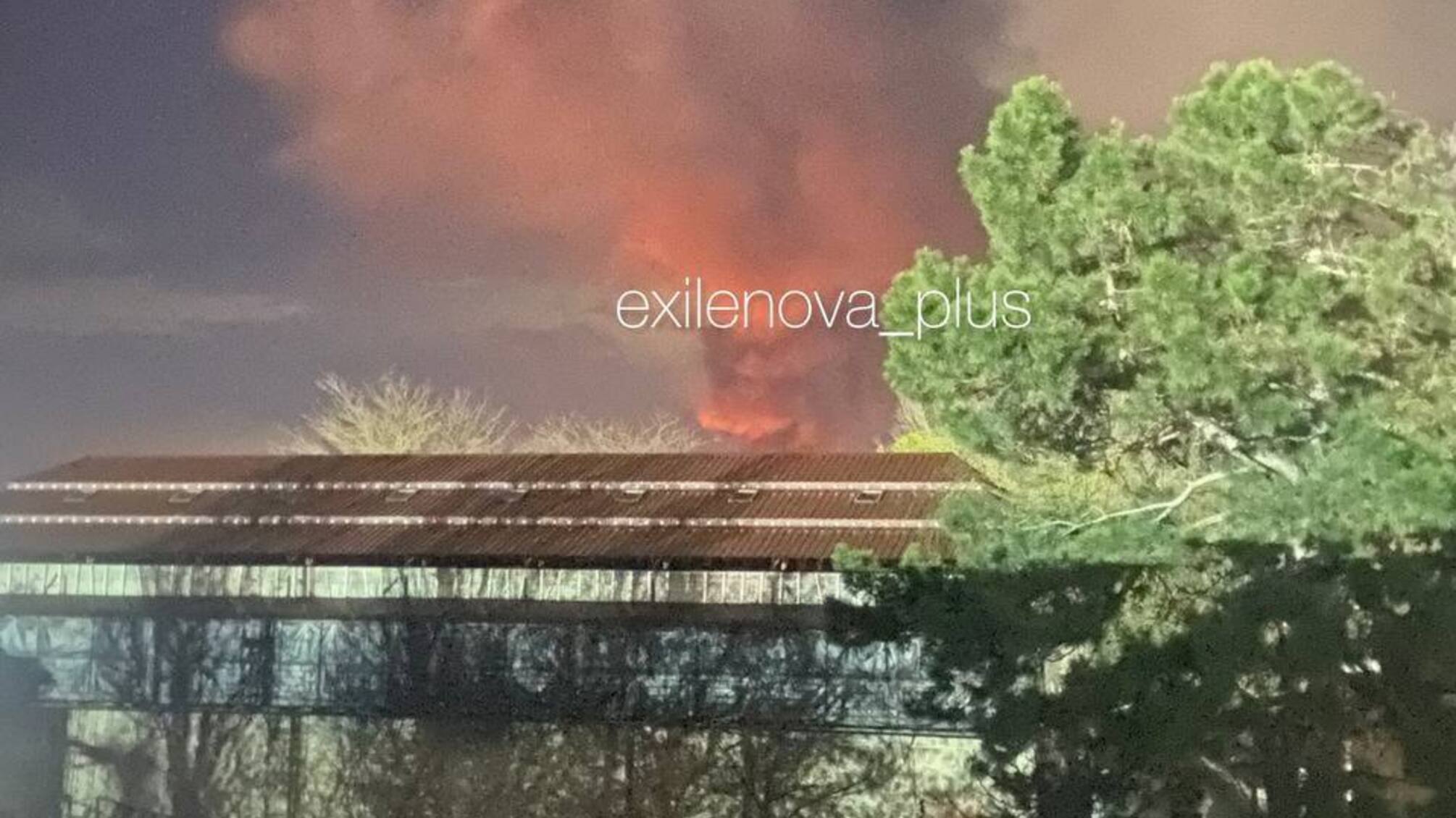 Росія заявляє про 99 збитих дронів і пожежу в Кримську