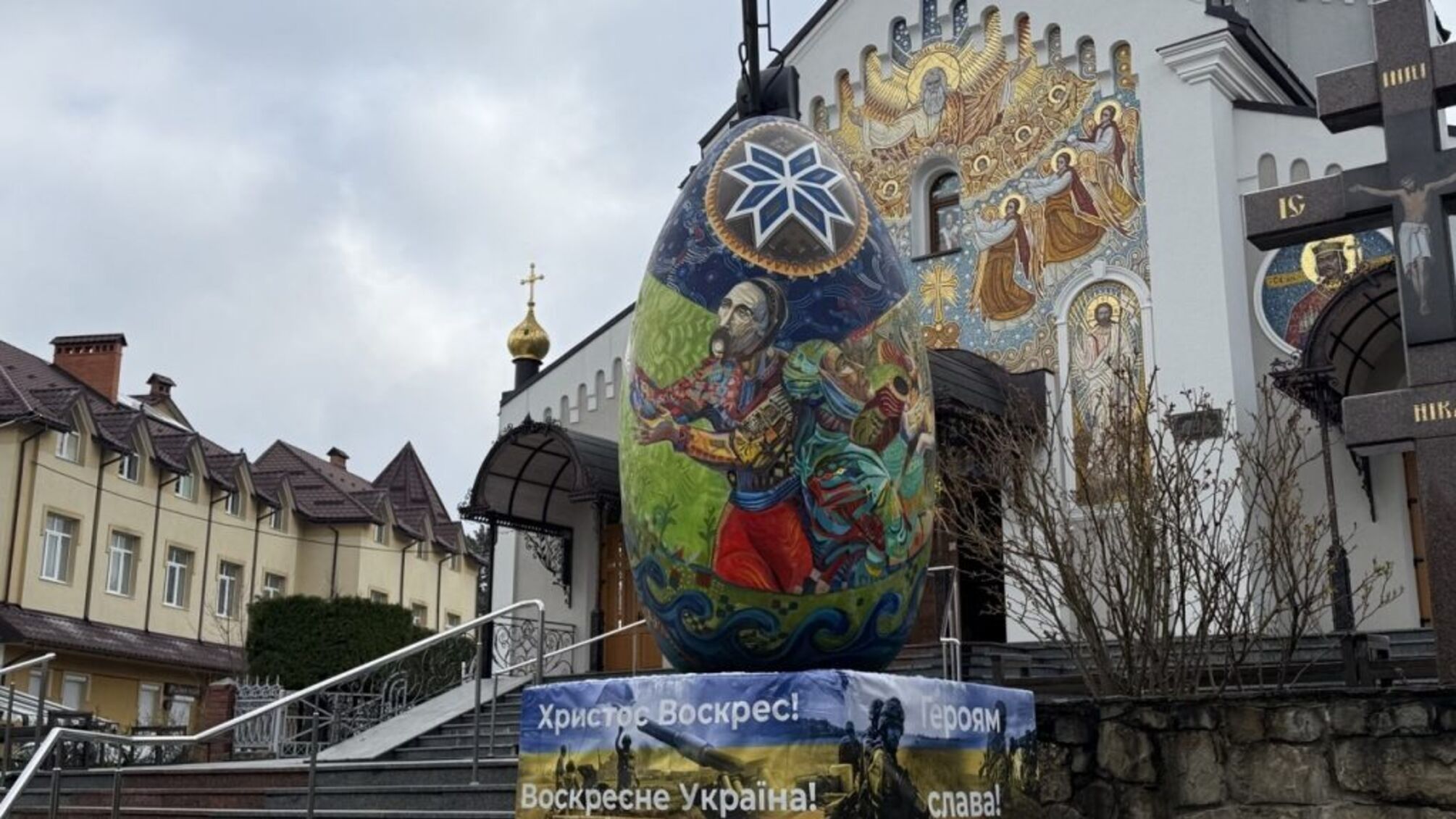 Коти, пиво і підручники: що українці несли до великодніх кошиків у 2026 році