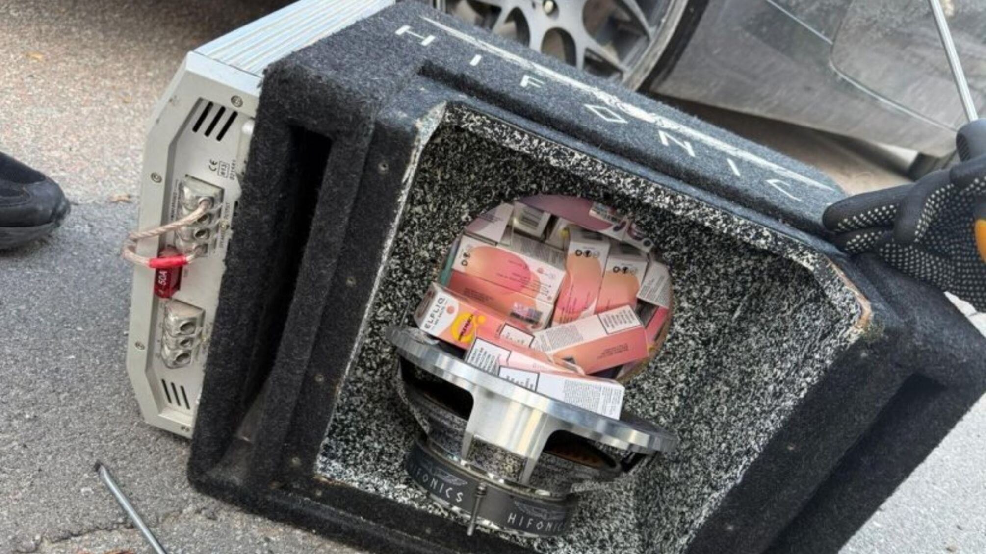 Рідини для електронних сигарет ховали в колонках: деталі затримання на кордоні