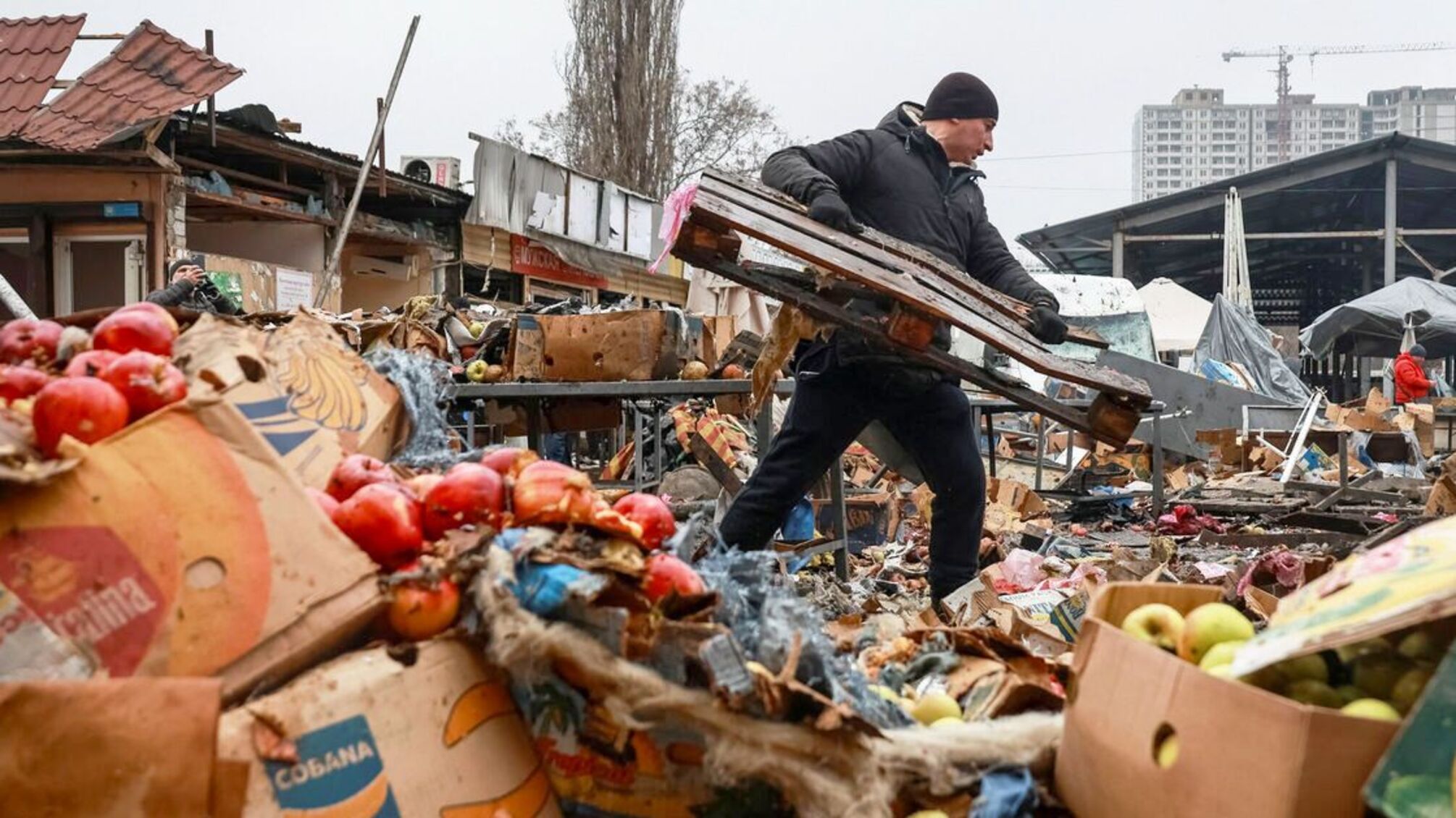 Трудова повинність у Києві: жителів столиці залучать до розбору завалів після атак?