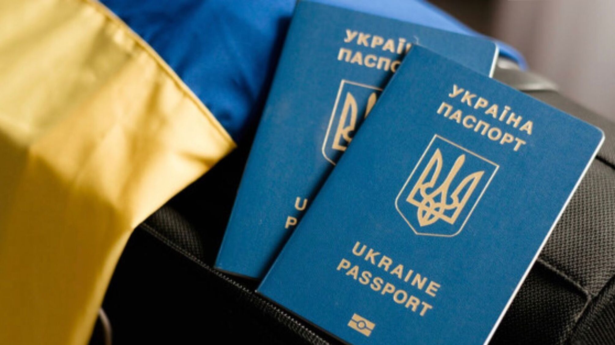 С такими паспортами не выпустят: кого из украинцев развернут на границе