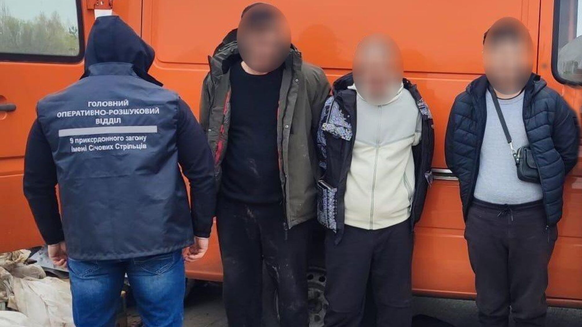 Будматеріали як прикриття: на Житомирщині чоловіків перевозили у багажнику авто