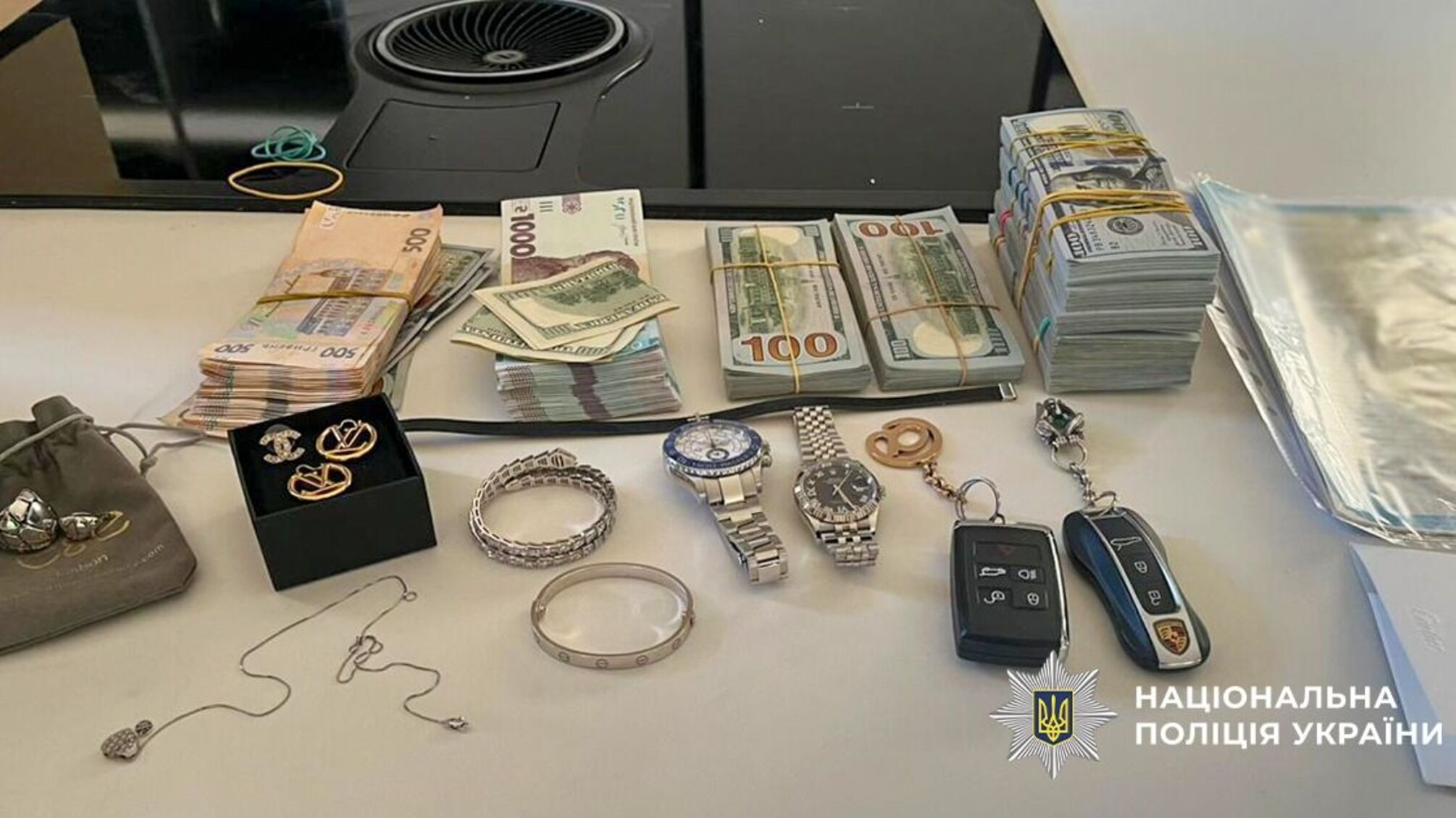 'Поховав' себе заради втечі: на Закарпатті затримали кіберзлочинця з аферою на $100 млн