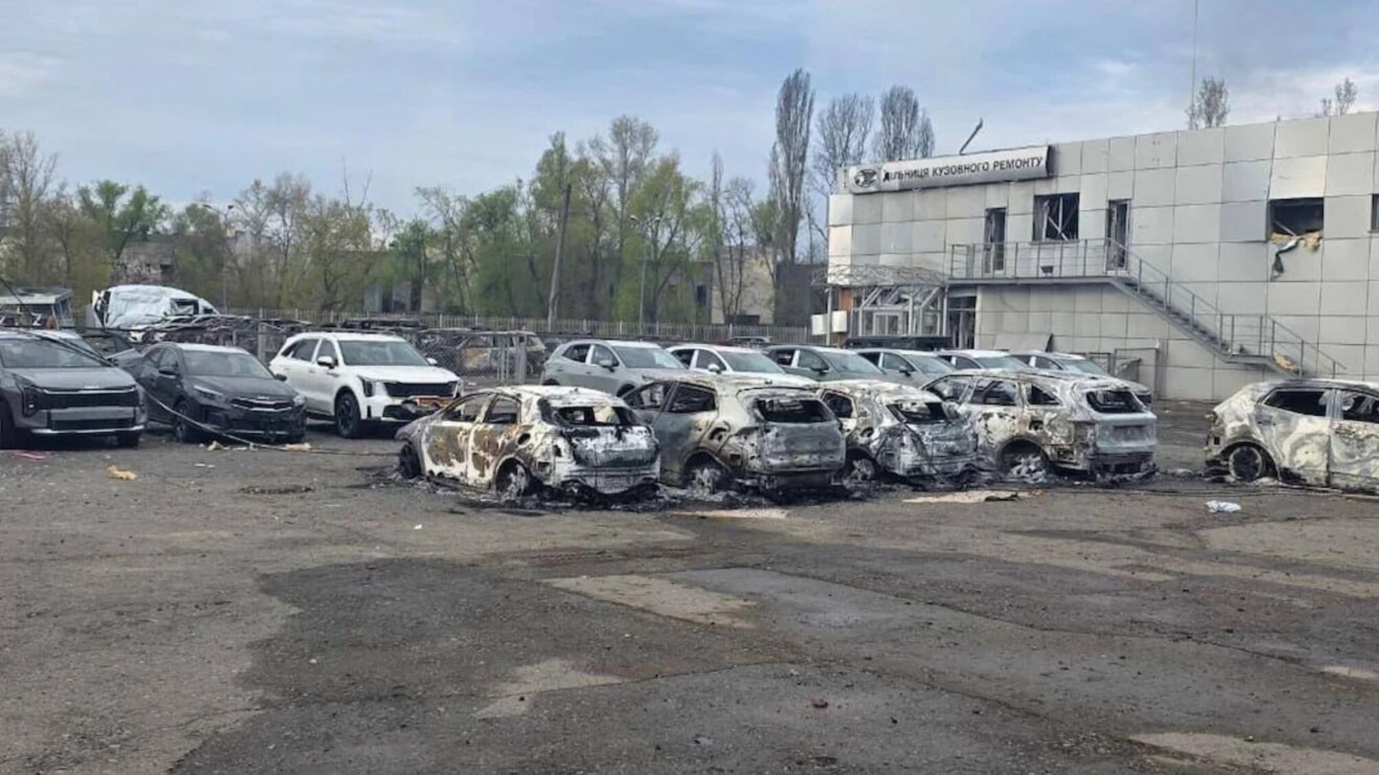 Ракетная атака уничтожила автомобильный салон Mercedes в столице