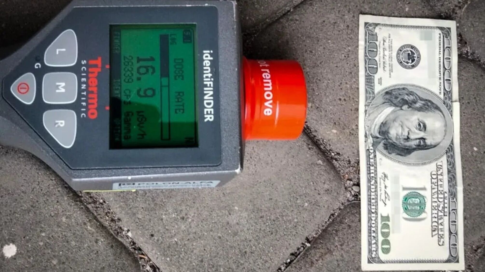 Украинку не пустили в Польшу из-за 'радиоактивной' 100-долларовой купюры