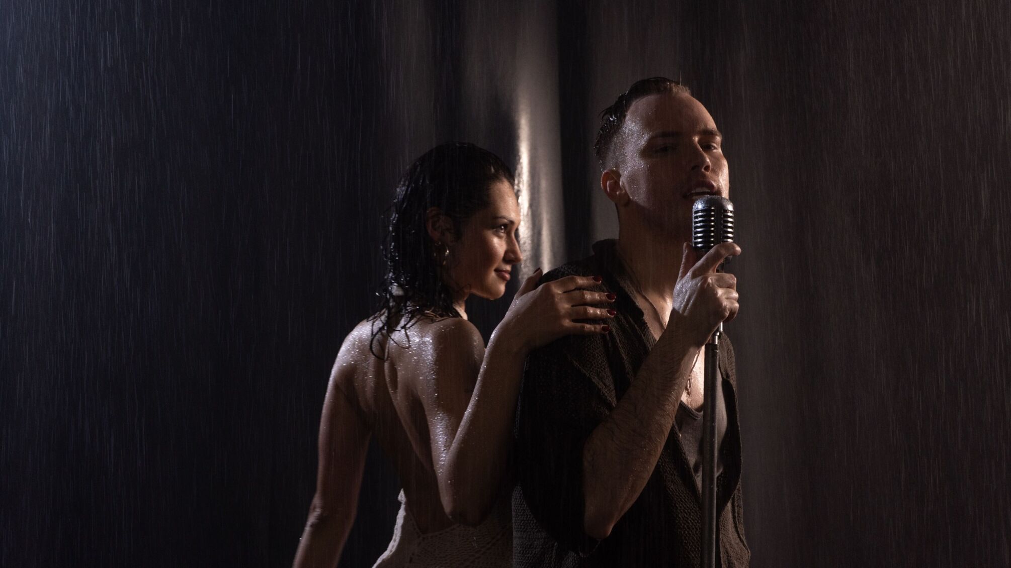 YOGEN здивував чуттєвим образом у кліпі на трек Бачата