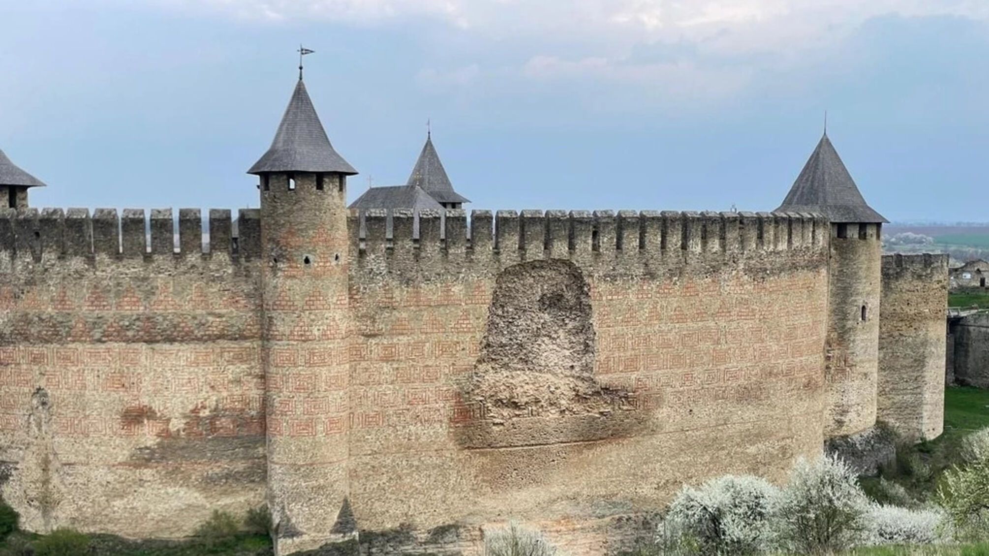 Історична будівля Хотинська фортеця почала обвалюватися: туристам вхід заборонено