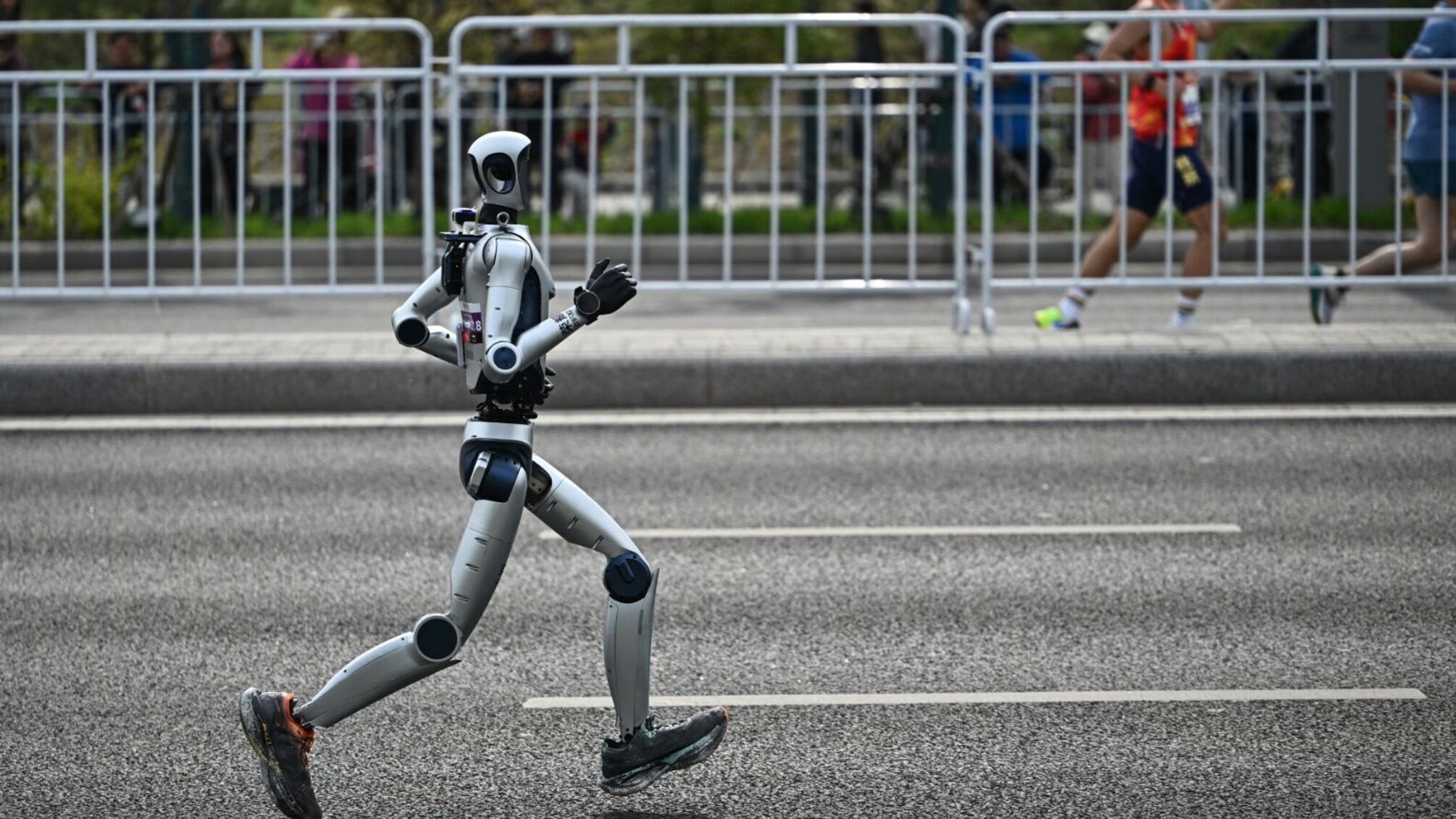 В Пекине робот пробежал полмарафон быстрее человеческого рекорда