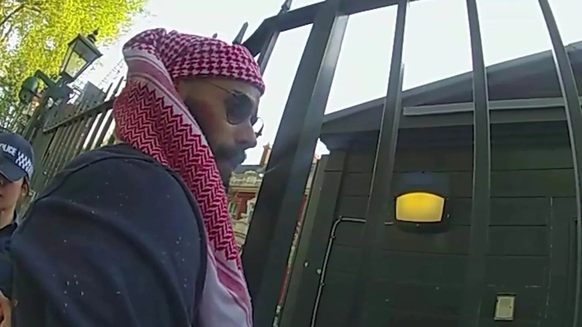 У Лондоні мігрант із Кувейту хотів проникнути в посольство Ізраїля з ножем