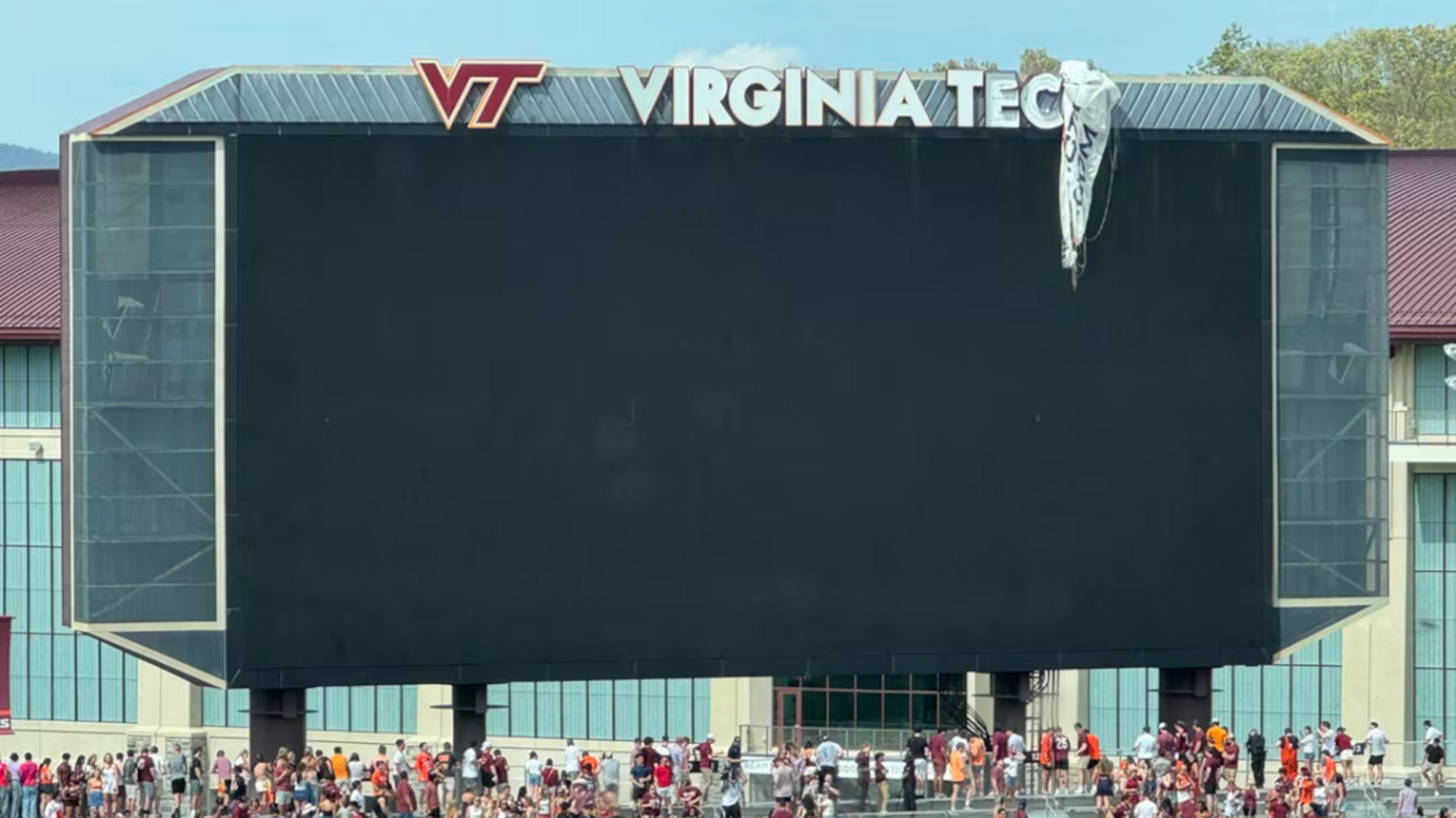 Парашют врезался