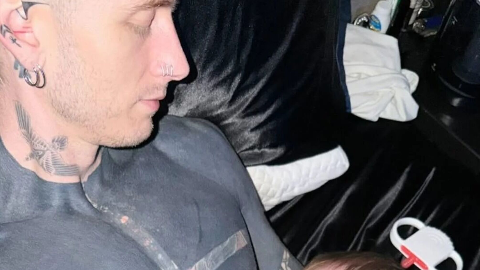 Рідкісні сімейні фото Machine Gun Kelly викликали хвилю реакцій у Мережі