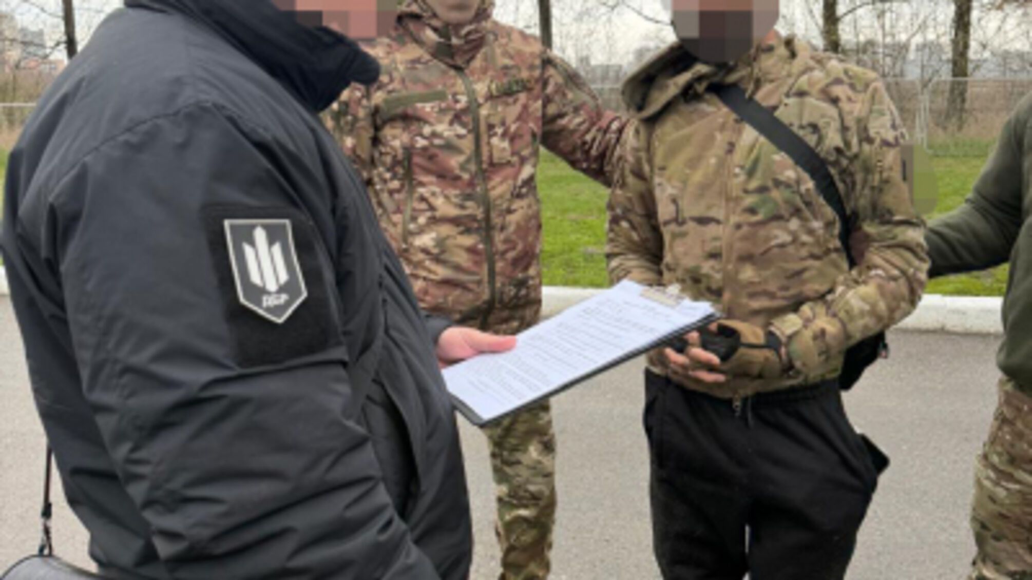 Продавав зброю після втечі з частини: на Харківщині затримали військового