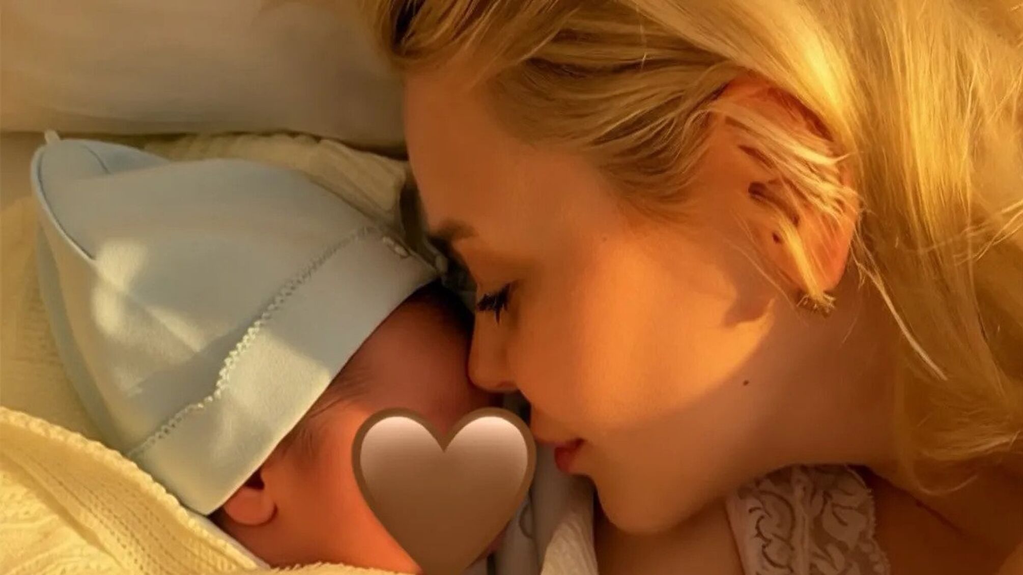 Співачка Аліна Гросу пояснила, чому народжувала в Україні, а не в США і роль чоловіка на пологах