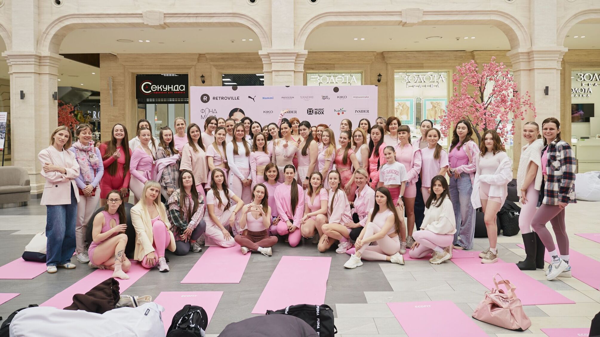 Звезды и блоггеры объединились в Киеве ради помощи женщинам