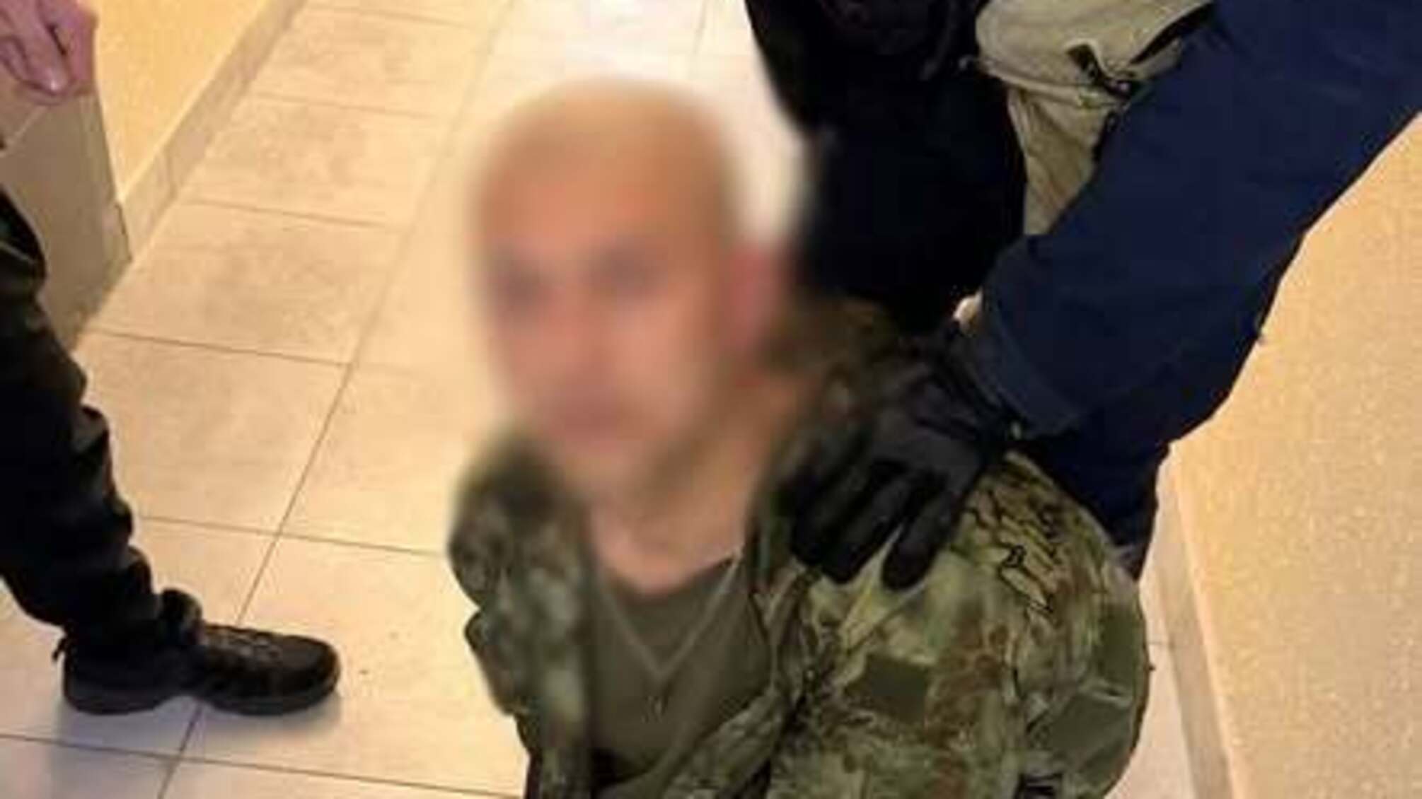 У Києві чоловік розгулював із автоматом у житловому комплексі: його затримала поліція