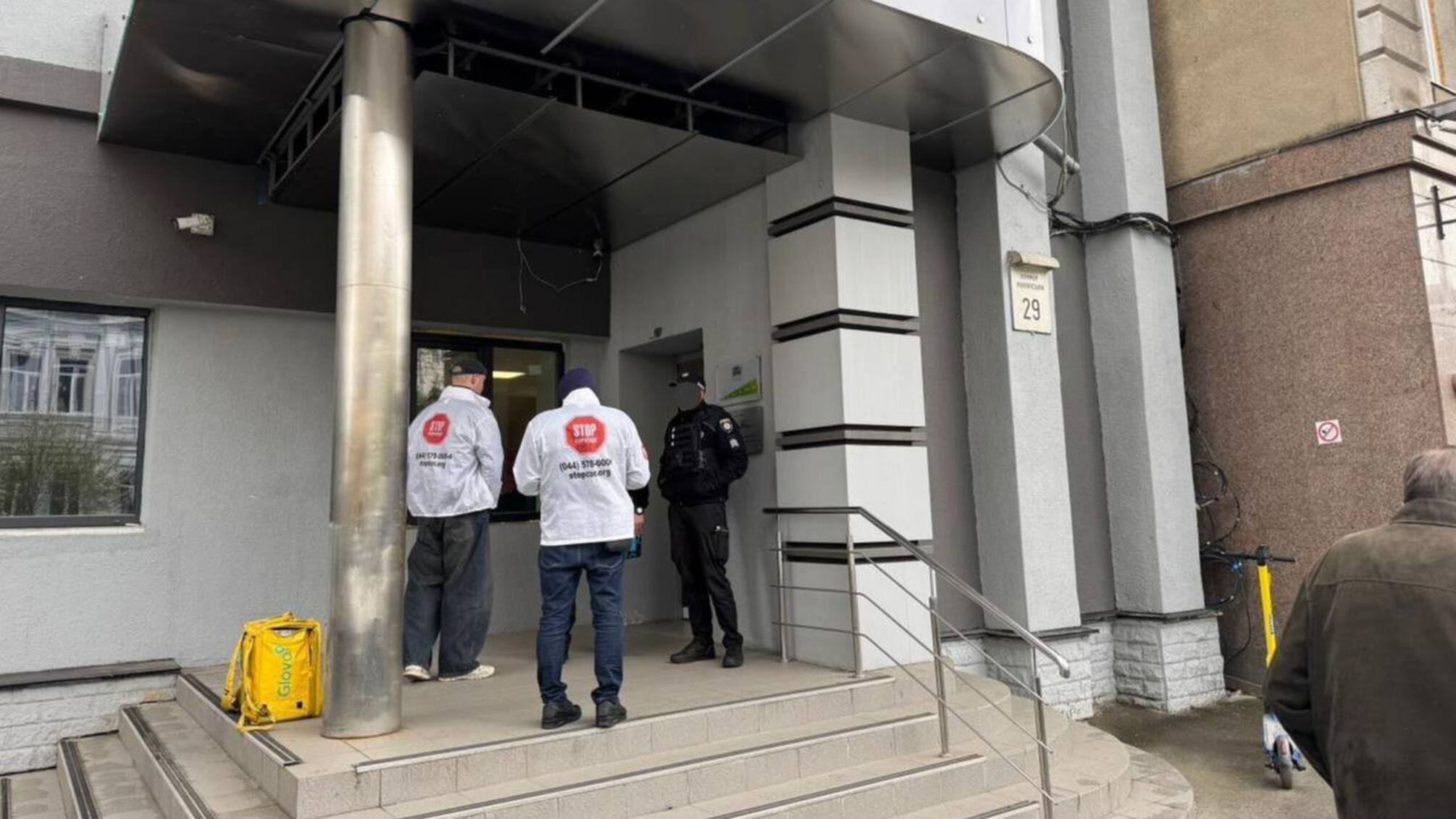 Викрито черговий шахрайський кол-центр у центрі Києва: що відомо про аферу на Жилянській