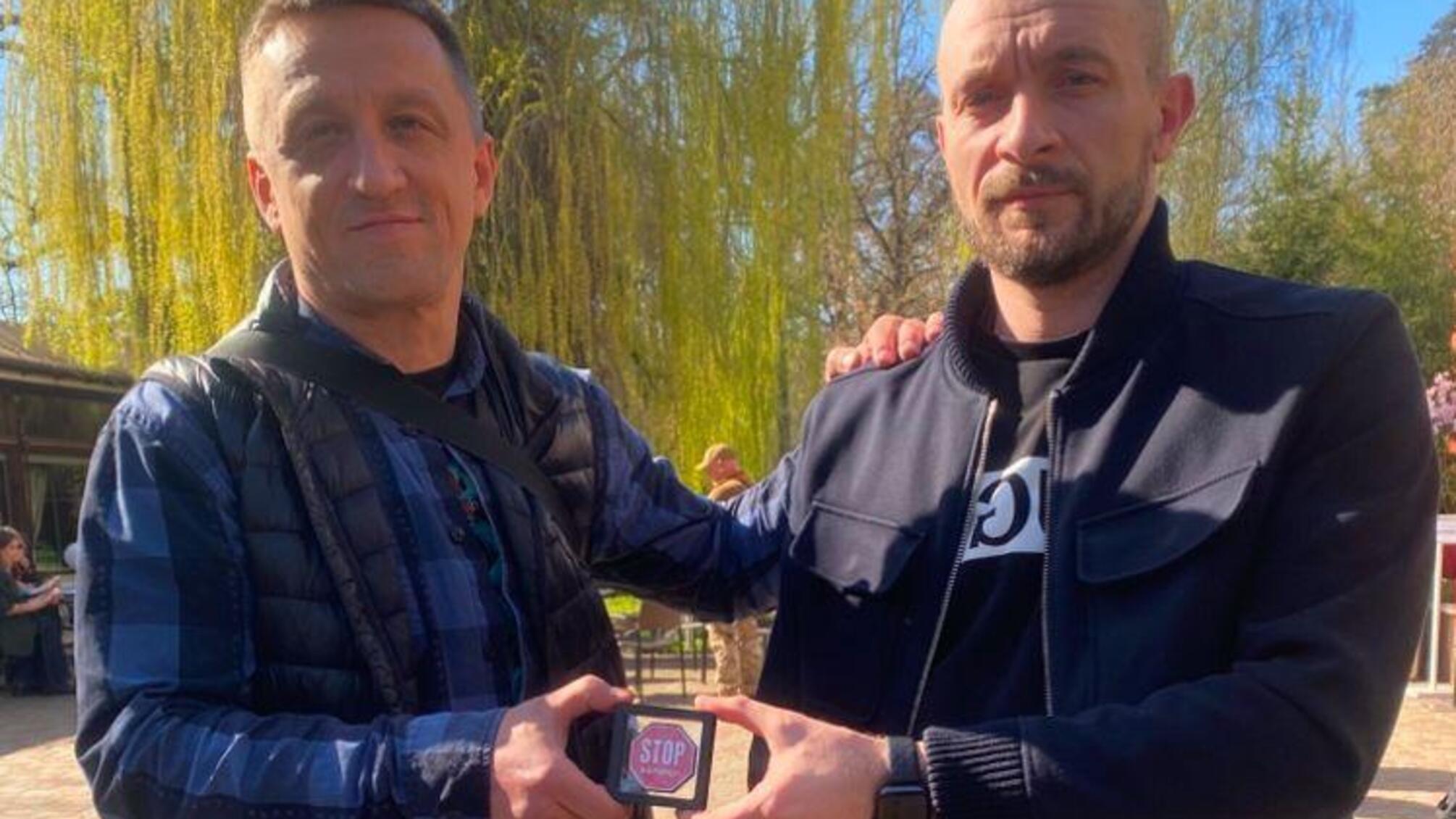 Пам’ятний коїн ВГО 'Стоп корупції' вручили військовому, що став прототипом головного героя серіалу 'Фортеця'