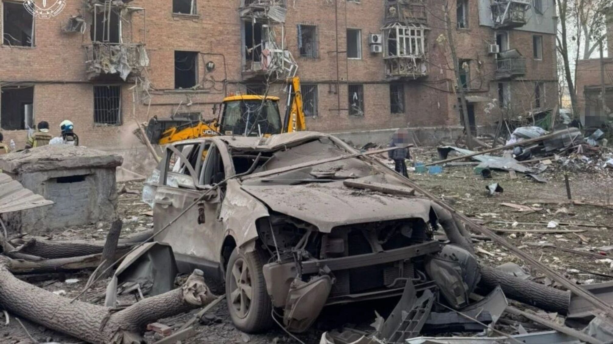 У Дніпрі під завалами шукають людей, є загиблі - що відомо про масовану атаку