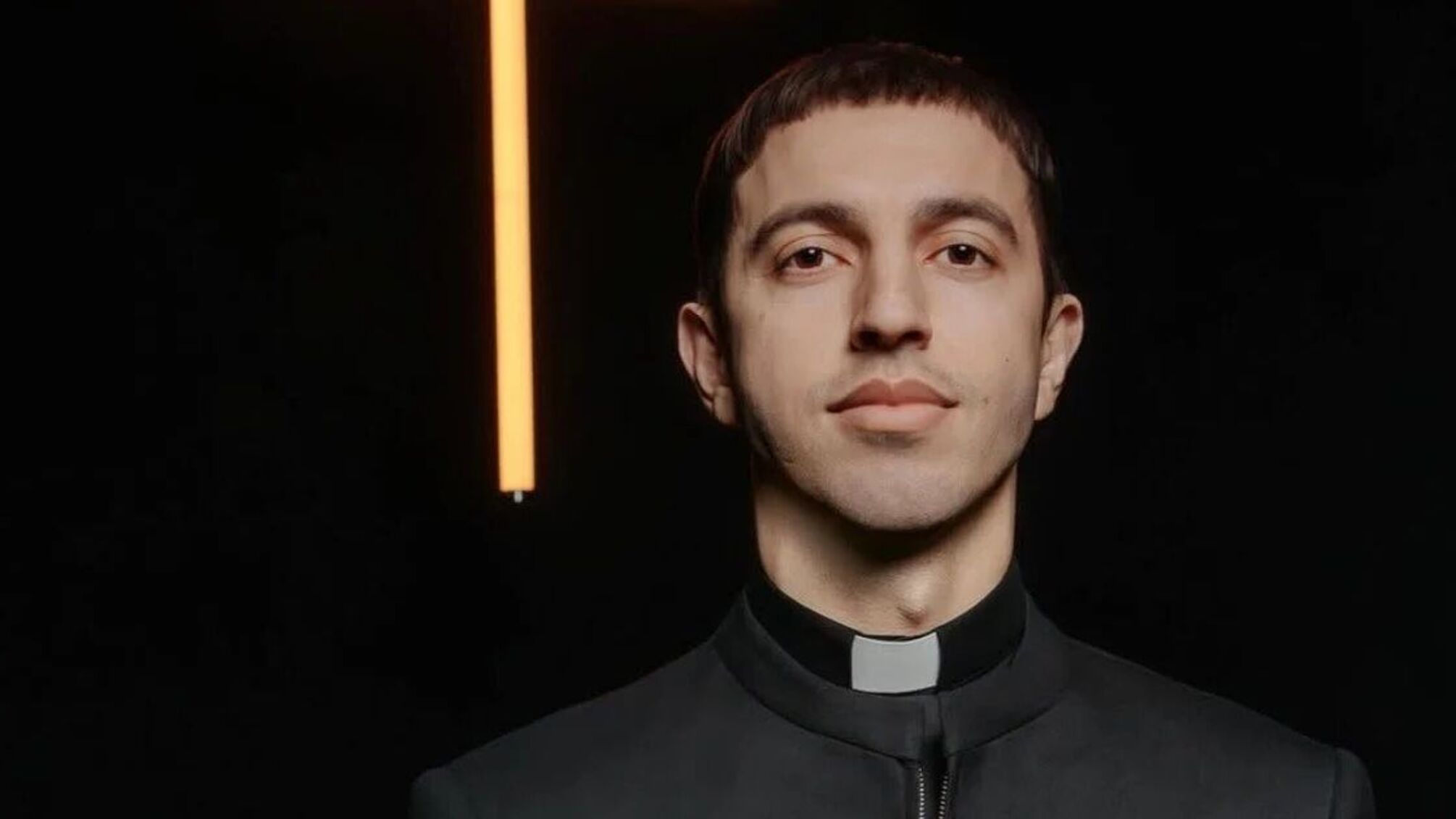 Скандал вокруг Ивана Люленова: певца раскритиковали за образ священника и коктейли с 'иконами'