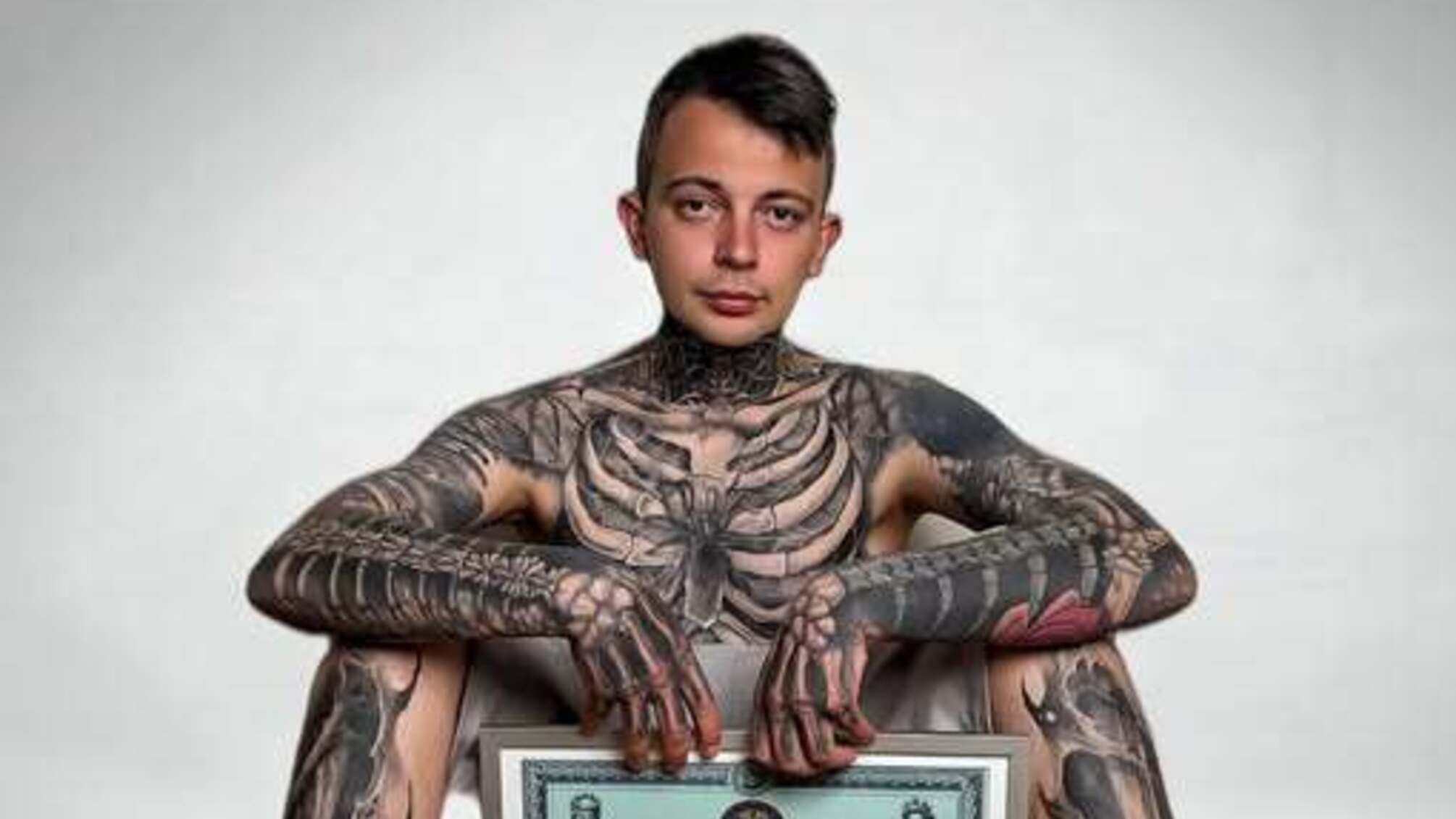 Украинец установил мировой рекорд по количеству анатомических татуировок