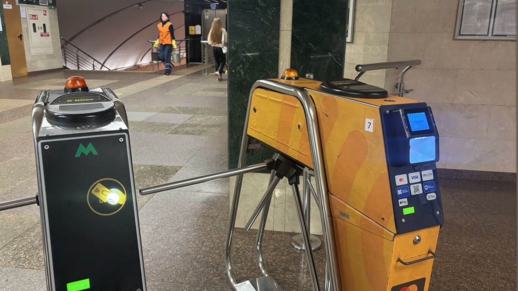 У метро Києва закрили каси з готівковими квитками: як тепер платити за проїзд