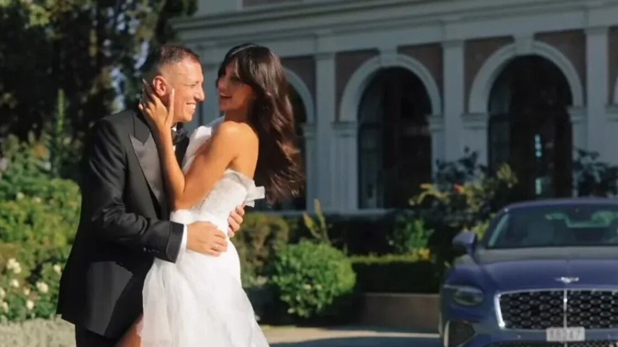 Часікі тікають: які годинники обрав Нікі Ломіа та його дружина для весілля у 2 мільйони в Каннах