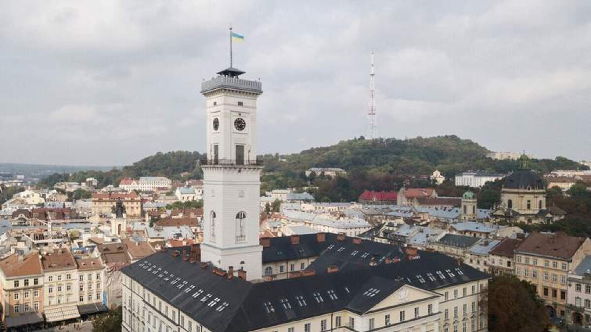 Трагедія у Львові: іноземець стрибнув з вежі Ратуші – що відомо