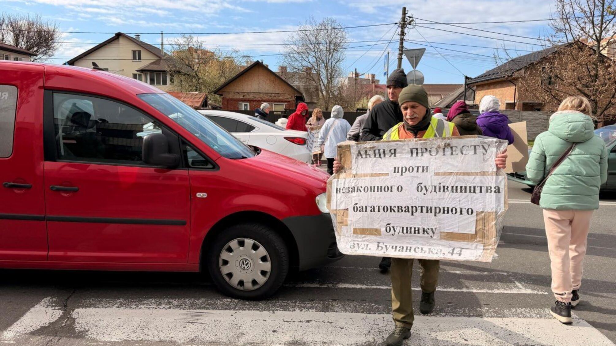 Многоэтажка на огороде: жители Святошино перекрыли дорогу из-за произвола застройщика '450 Груп'