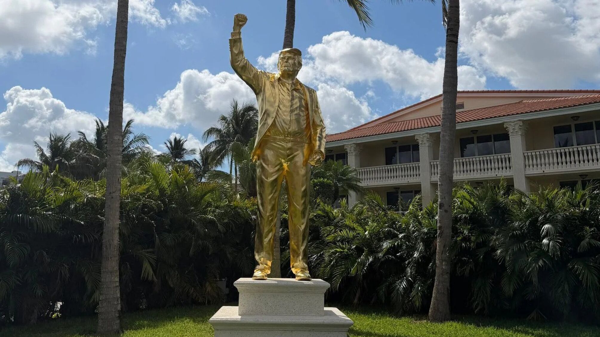 На гольф-курорте Дональда Трампа поставили 4-метровую золотую статую в его честь