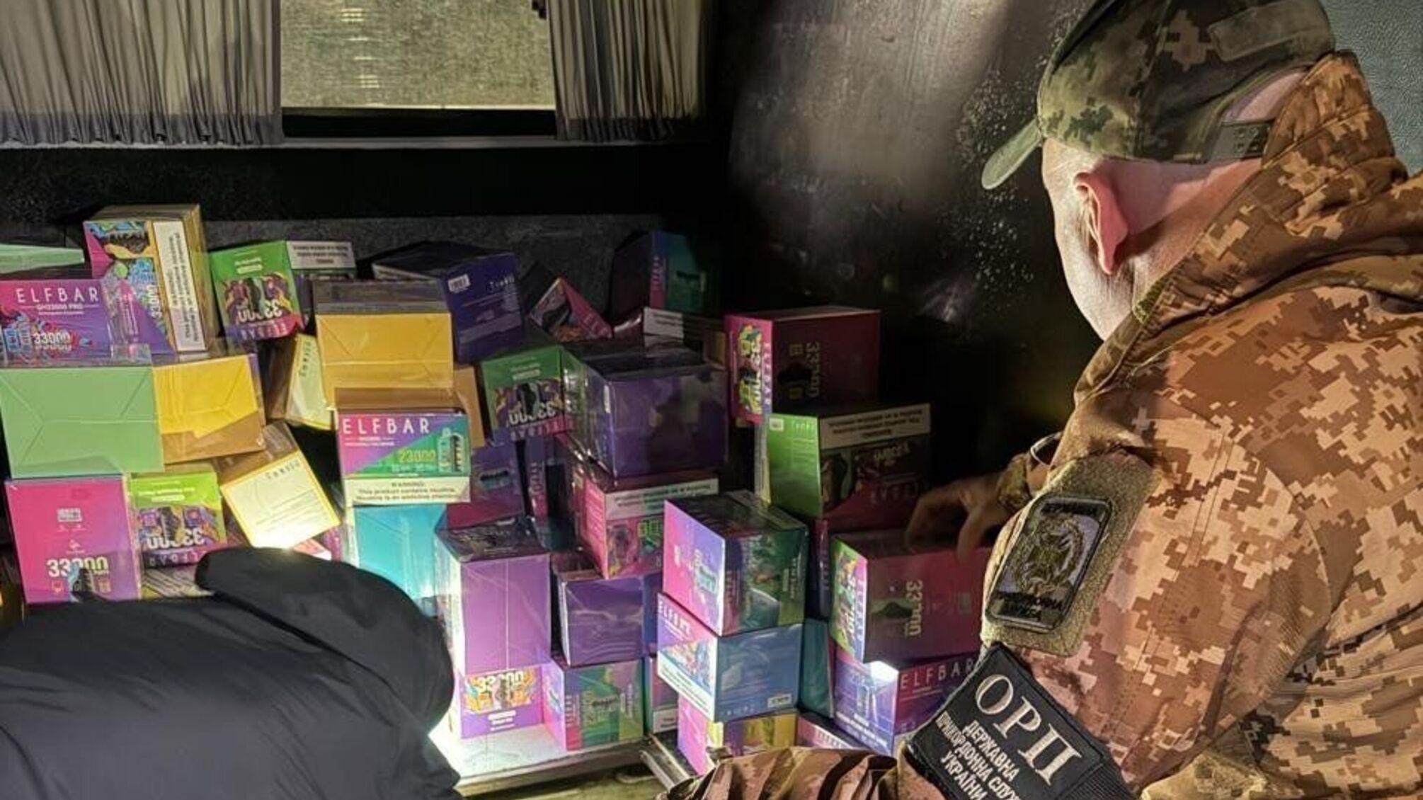 На Волині прикордонники викрили контрабанду: у мікроавтобусі сховали 2,6 тисячі електронних сигарет