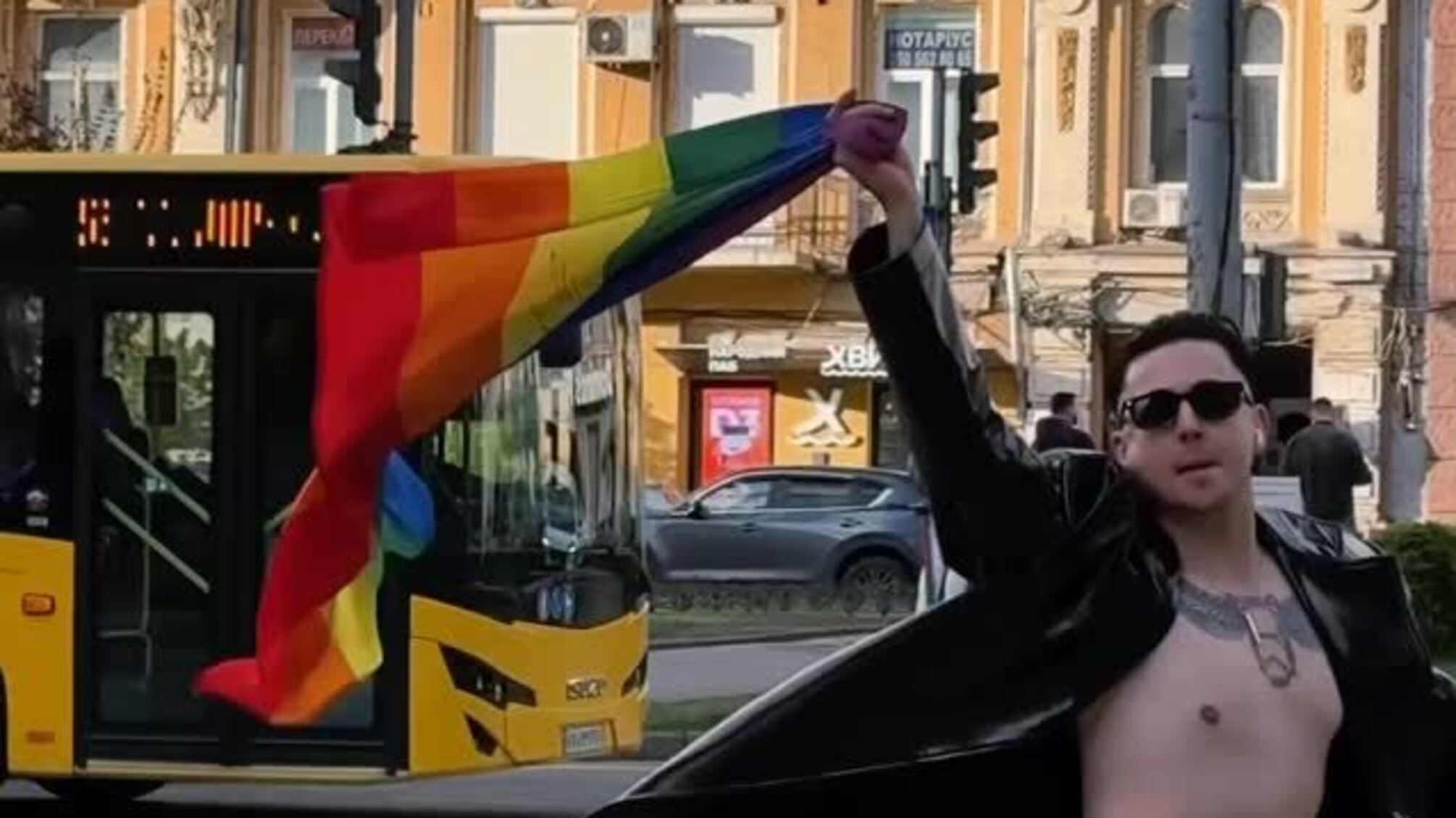 'Не маю права': як MÉLOVIN перетворив промо синглу на соціальний рух